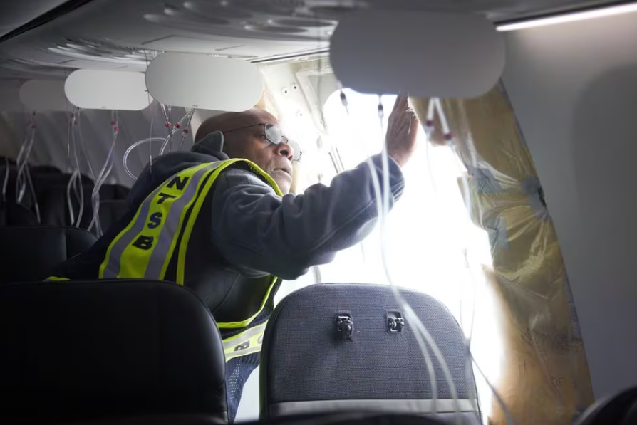 Đã tìm được cánh cửa phụ bị bung khỏi máy bay của Alaska Airlines- Ảnh 1.