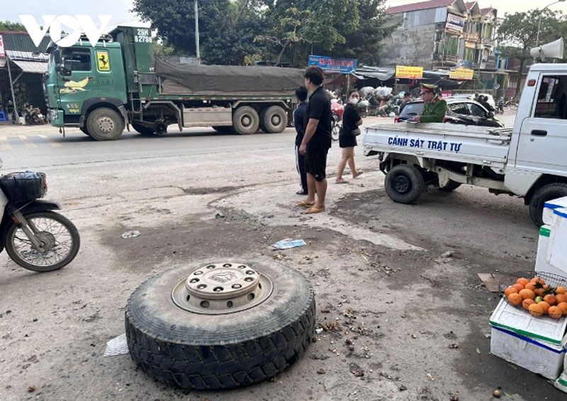 Hiện trường vụ xe tải bị văng bánh khi đang di chuyển làm ba người bị thương ở Hà Nội.