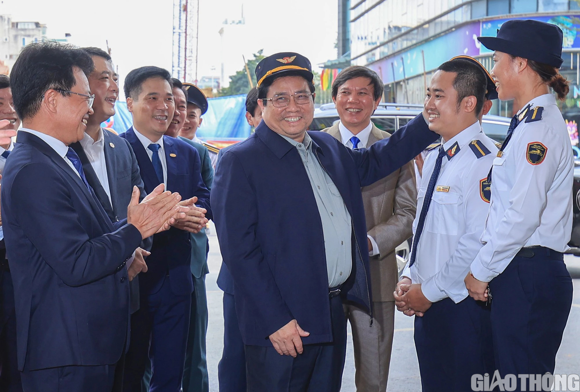 Thủ tướng Phạm Minh Chính thăm, động viên người lao động đường sắt tại ga Hà Nội- Ảnh 2.