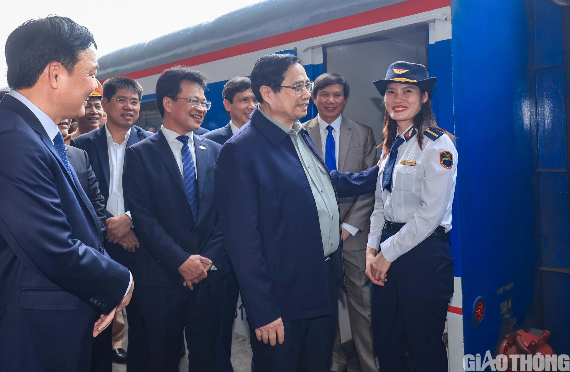 Thủ tướng Phạm Minh Chính thăm, động viên người lao động đường sắt tại ga Hà Nội- Ảnh 4.