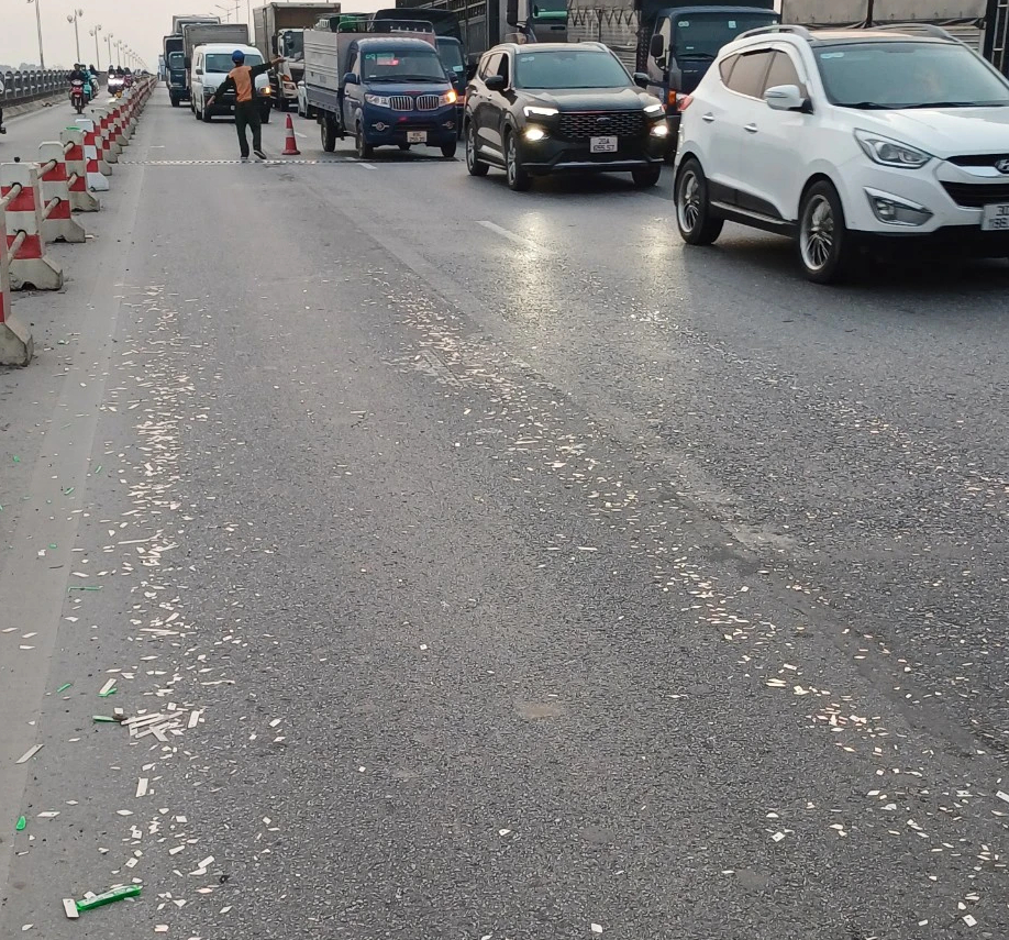 Hàng chục ô tô thủng lốp trên cầu Thanh Trì không phải do "đinh tặc"- Ảnh 1.