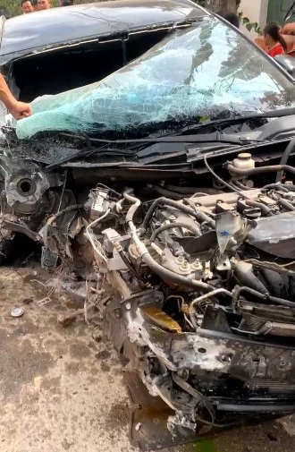 Xe Mazda 3 bẹp rúm, tài xế bị thương do đâm đổ tường nhà dân ven đường- Ảnh 2.