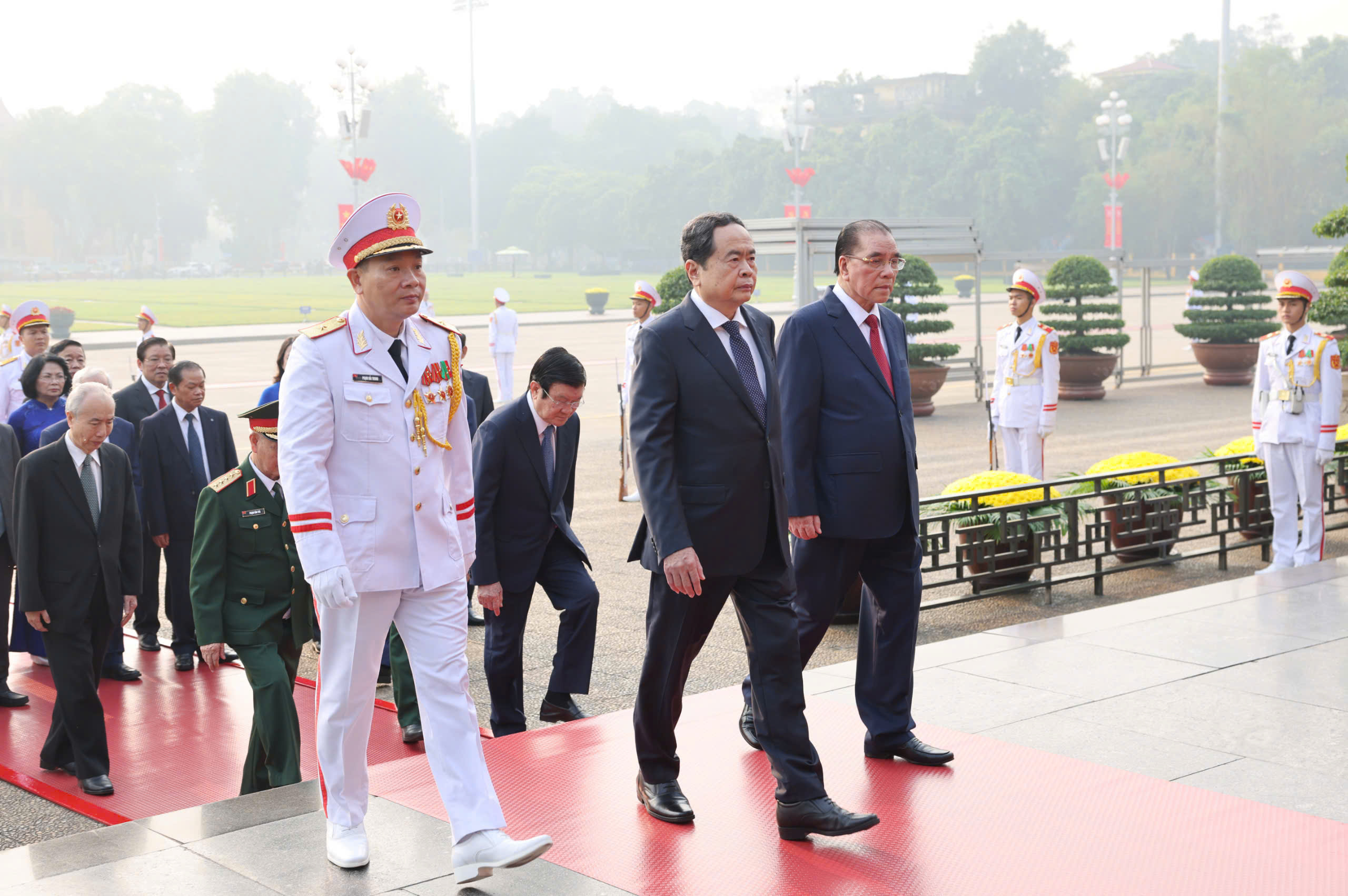 70 năm Giải phóng Thủ đô: Lãnh đạo Đảng, Nhà nước vào Lăng viếng Chủ tịch Hồ Chí Minh- Ảnh 3. 70 năm Giải phóng Thủ đô: Lãnh đạo Đảng, Nhà nước vào Lăng viếng Chủ tịch Hồ Chí Minh- Ảnh 3.