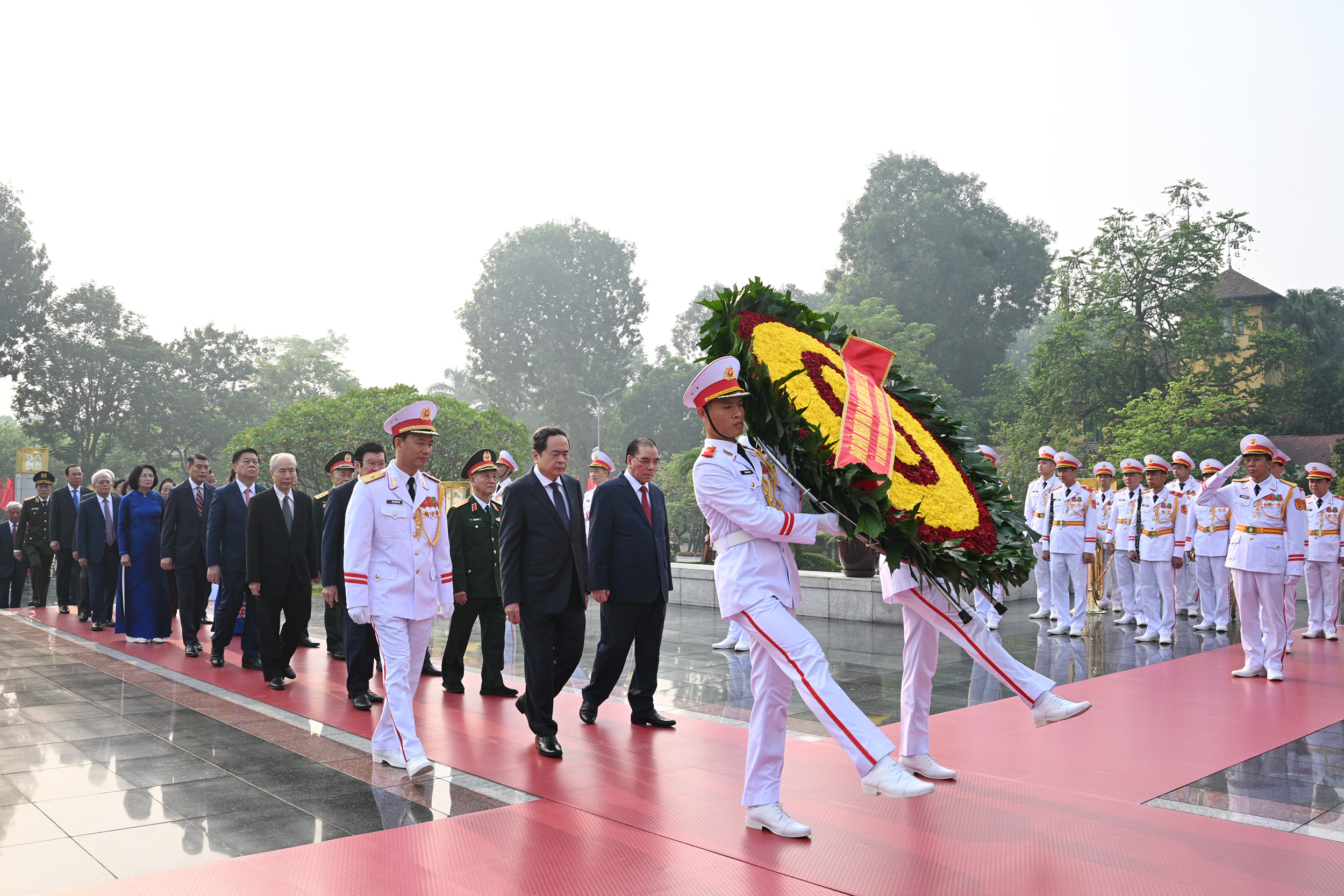 70 năm Giải phóng Thủ đô: Lãnh đạo Đảng, Nhà nước vào Lăng viếng Chủ tịch Hồ Chí Minh- Ảnh 2. 70 năm Giải phóng Thủ đô: Lãnh đạo Đảng, Nhà nước vào Lăng viếng Chủ tịch Hồ Chí Minh- Ảnh 2.