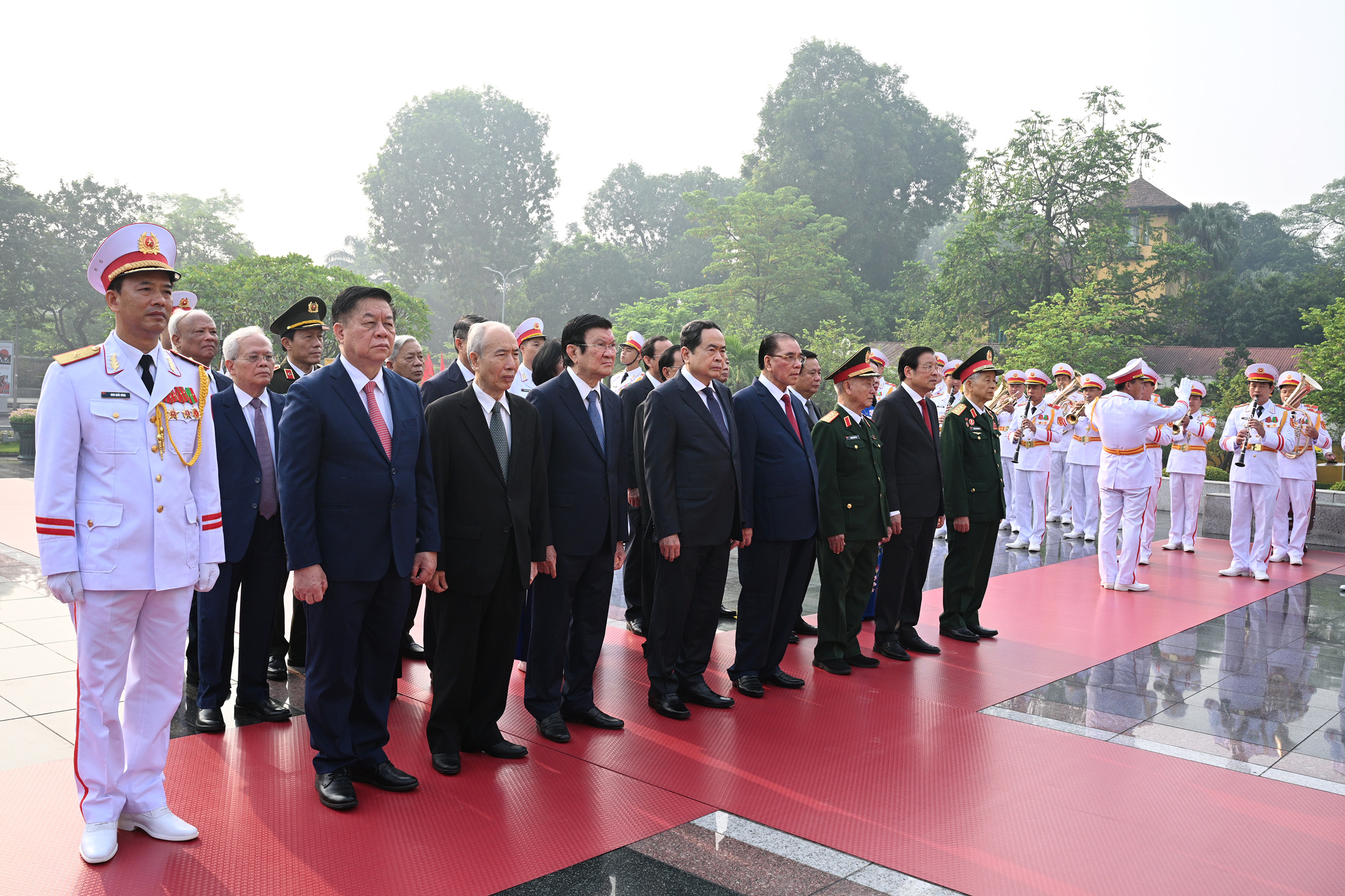 70 năm Giải phóng Thủ đô: Lãnh đạo Đảng, Nhà nước vào Lăng viếng Chủ tịch Hồ Chí Minh- Ảnh 4. 70 năm Giải phóng Thủ đô: Lãnh đạo Đảng, Nhà nước vào Lăng viếng Chủ tịch Hồ Chí Minh- Ảnh 4.