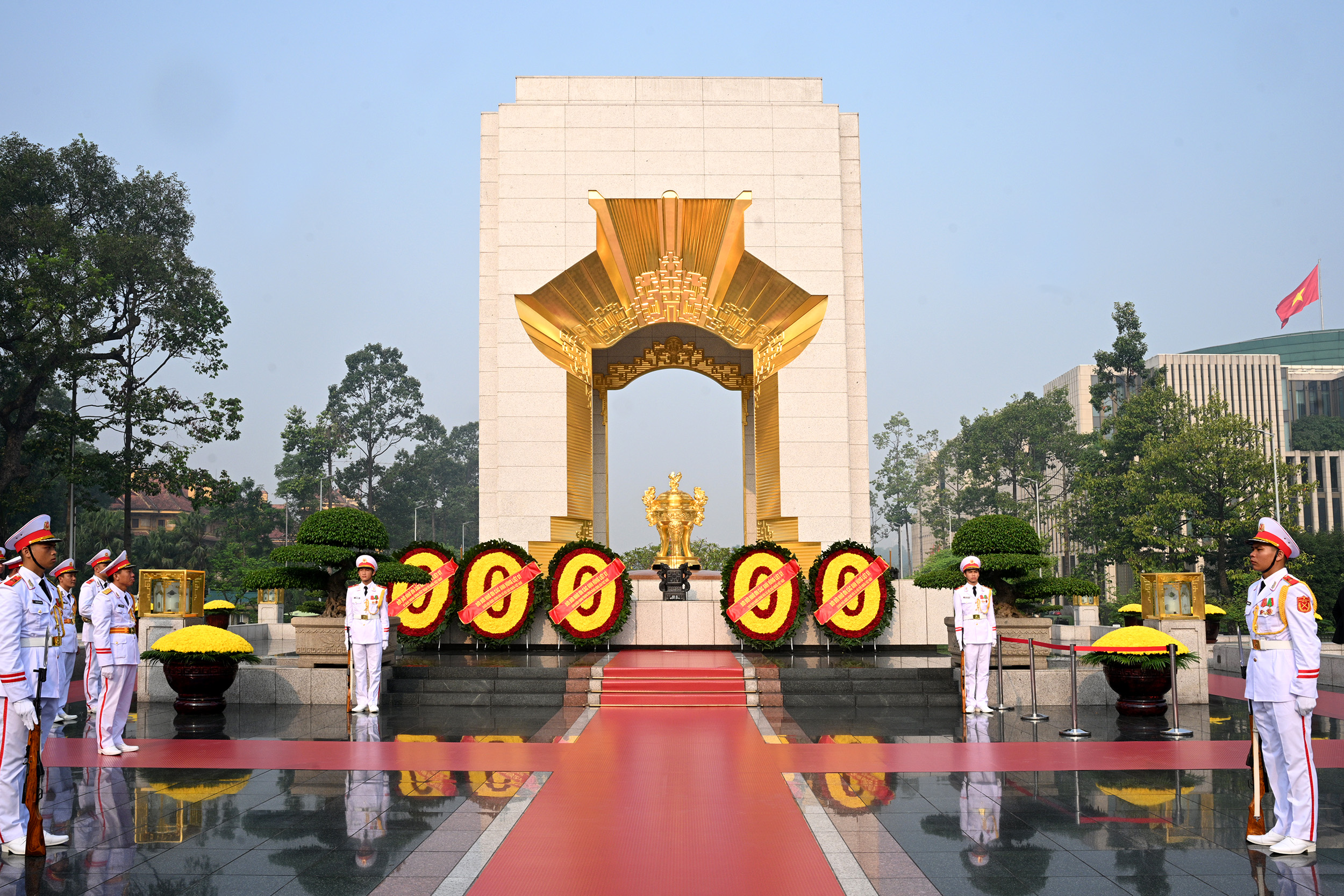 70 năm Giải phóng Thủ đô: Lãnh đạo Đảng, Nhà nước vào Lăng viếng Chủ tịch Hồ Chí Minh- Ảnh 5. 70 năm Giải phóng Thủ đô: Lãnh đạo Đảng, Nhà nước vào Lăng viếng Chủ tịch Hồ Chí Minh- Ảnh 5.