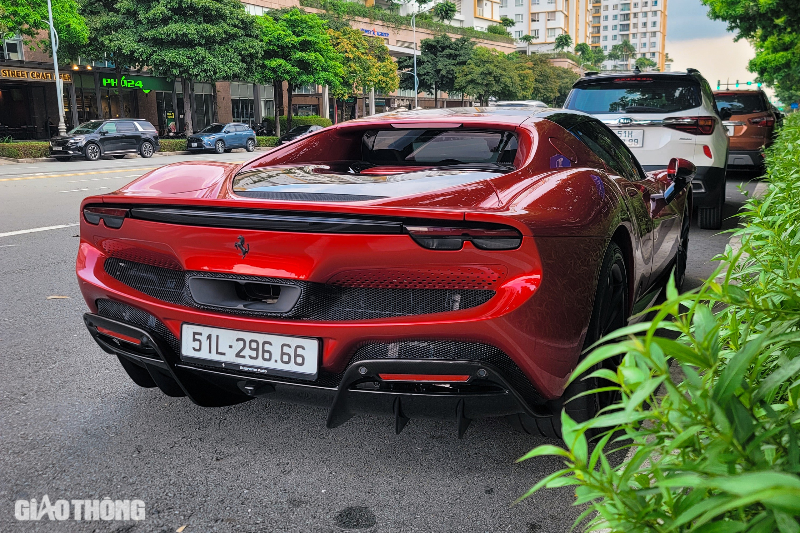 Cận cảnh siêu xe hybrid Ferrari 296 GTB gắn biển số độc tại Việt Nam- Ảnh 4.