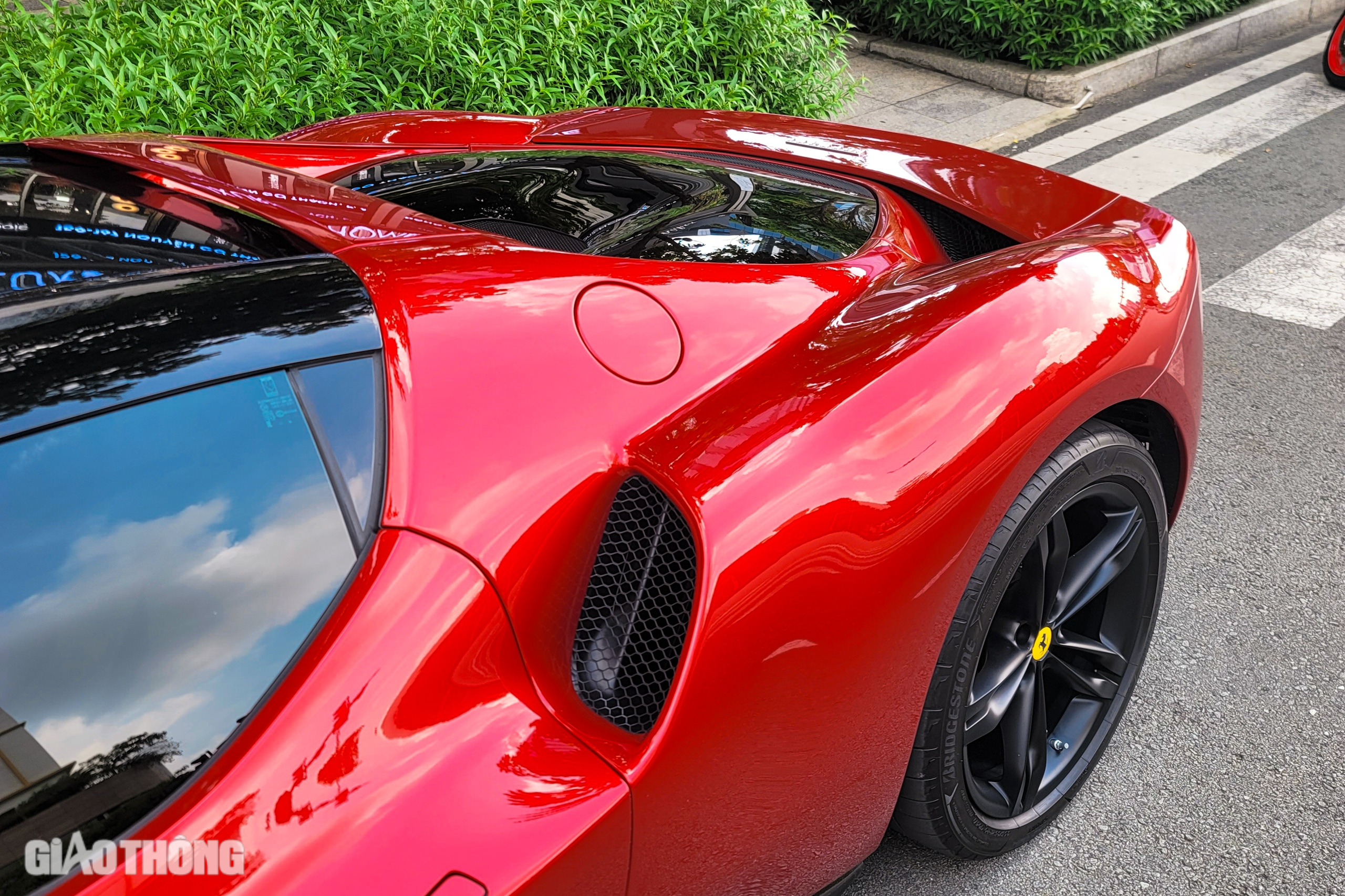 Cận cảnh siêu xe hybrid Ferrari 296 GTB gắn biển số độc tại Việt Nam- Ảnh 5.