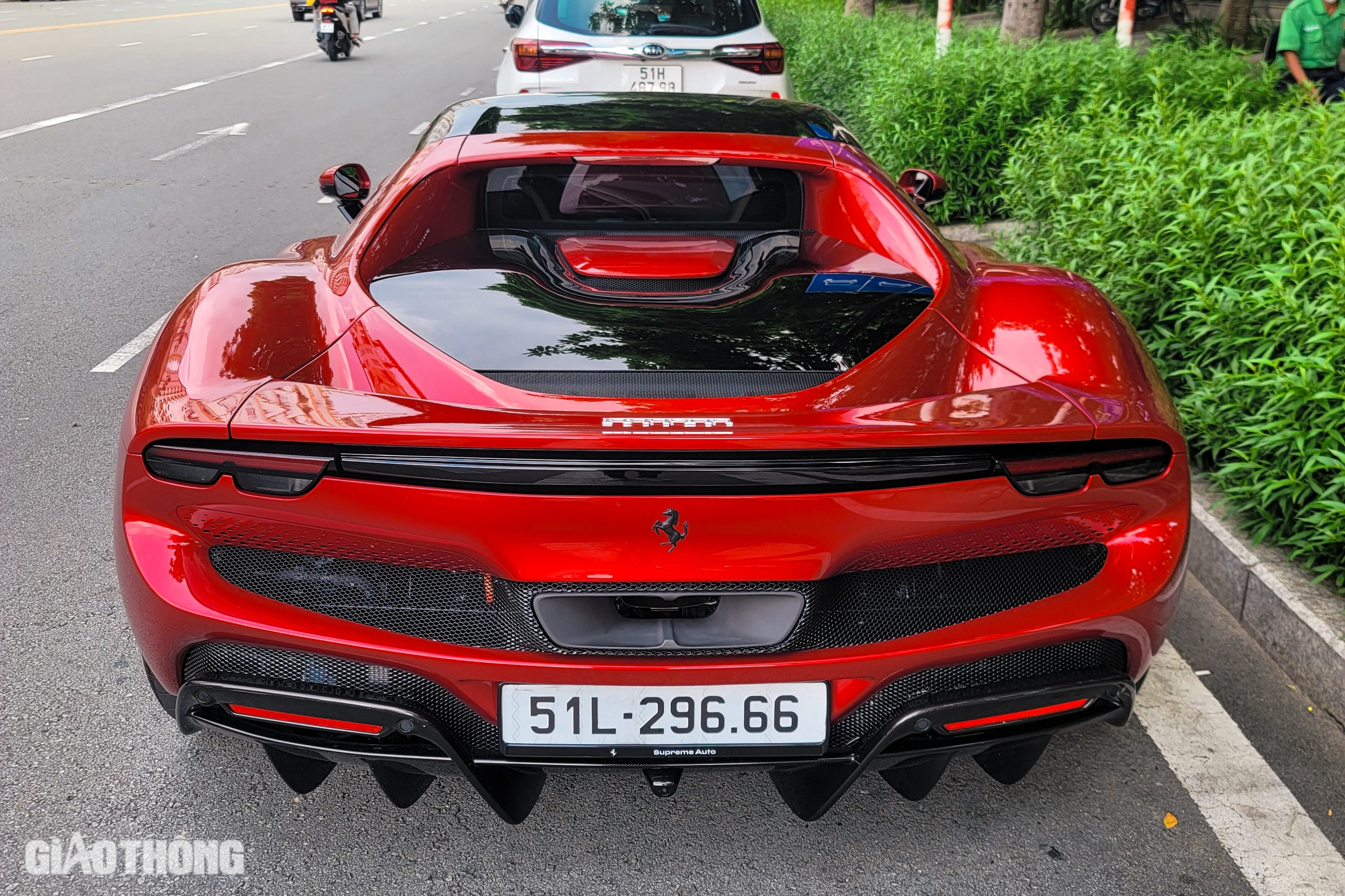 Cận cảnh siêu xe hybrid Ferrari 296 GTB gắn biển số độc tại Việt Nam- Ảnh 2.