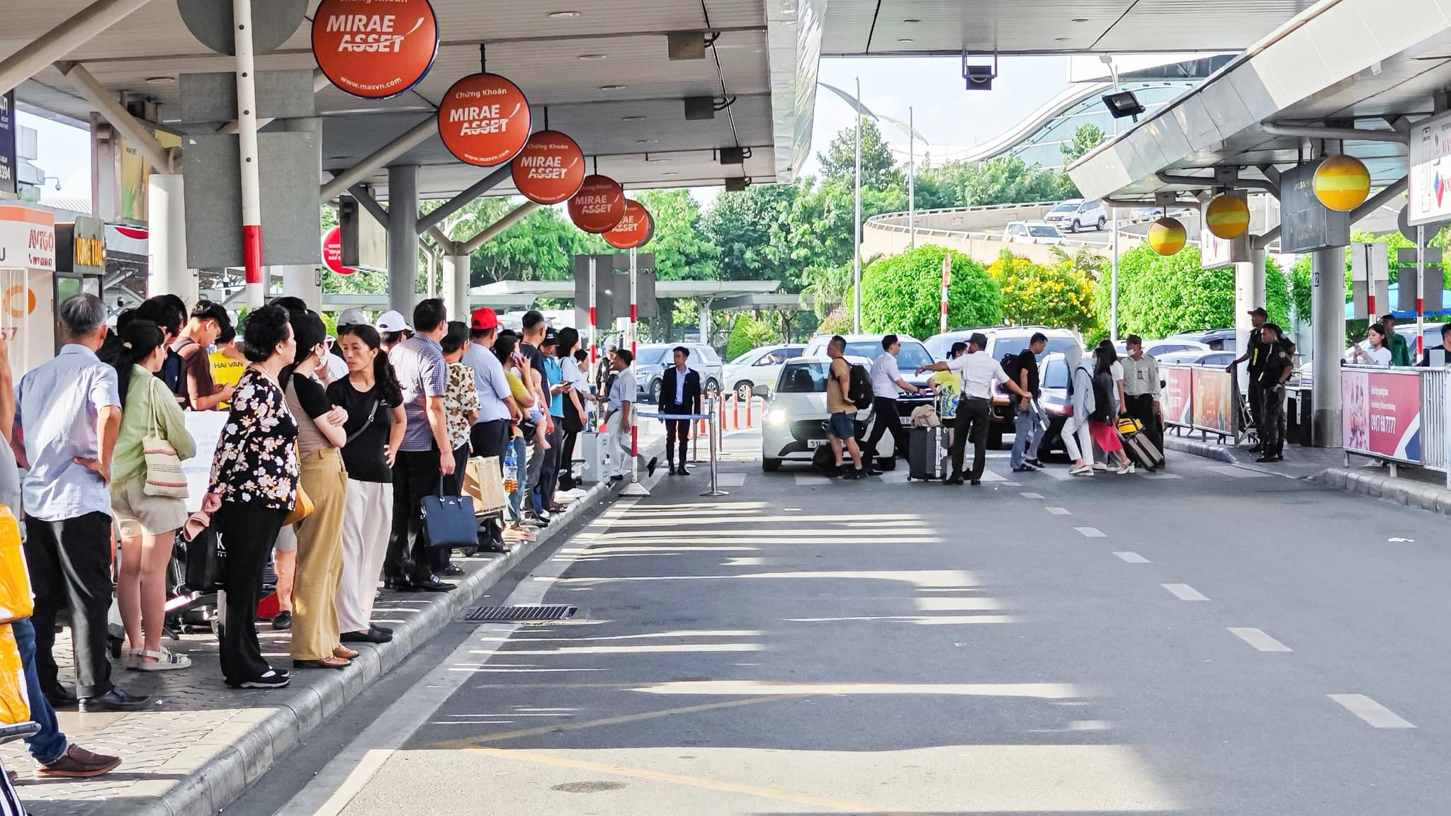 Hai kẻ giả mạo GrabBike bắt chẹt kh&aacute;ch ở s&acirc;n bay T&acirc;n Sơn Nhất từng bị xử phạt 10 lần- Ảnh 2.