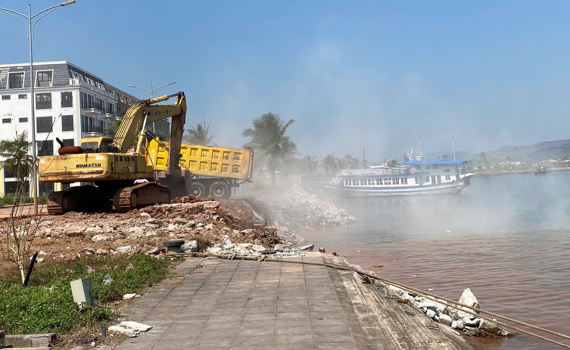 Thi công bờ kè cảng làm đục ngầu một góc vịnh Hạ Long- Ảnh 1.