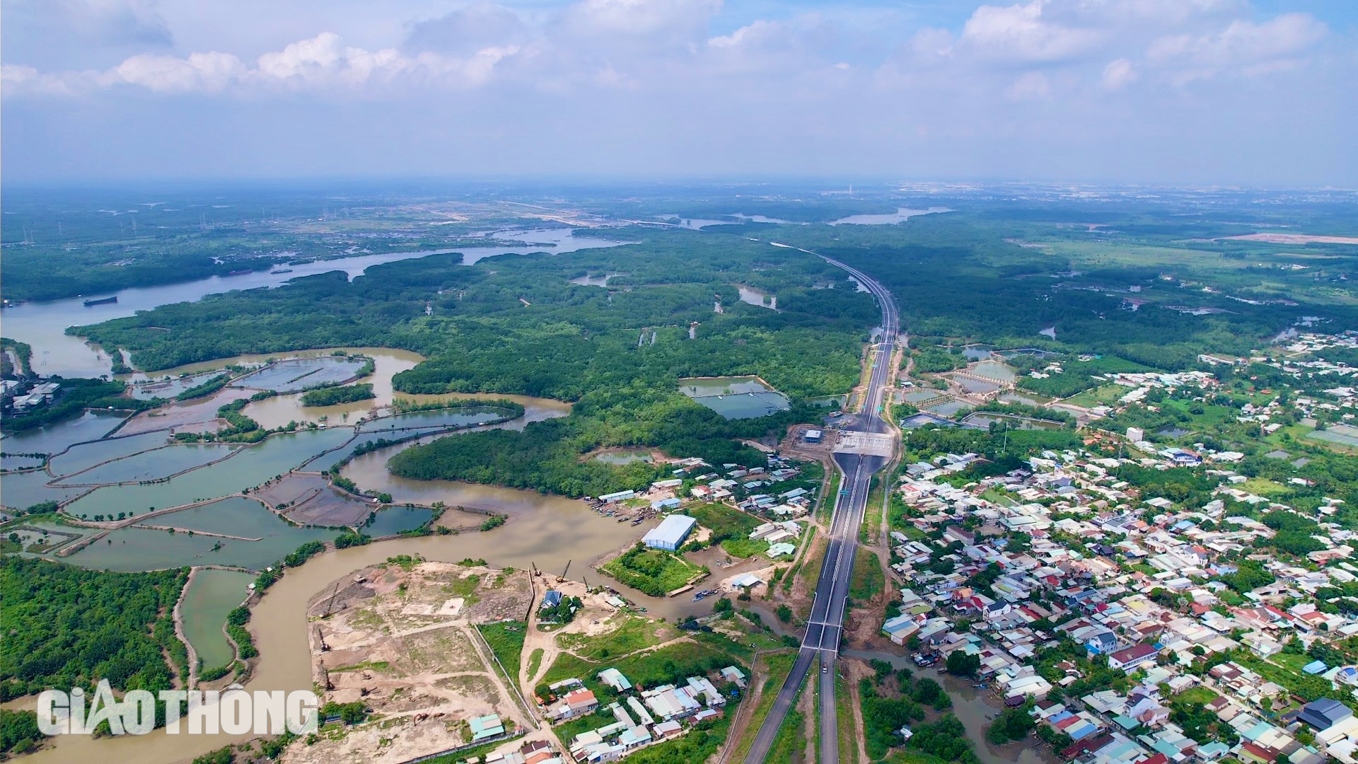 Chiêm ngưỡng đoạn cao tốc Bến Lức - Long Thành xuyên rừng ngập mặn đang hoàn thiện- Ảnh 13.