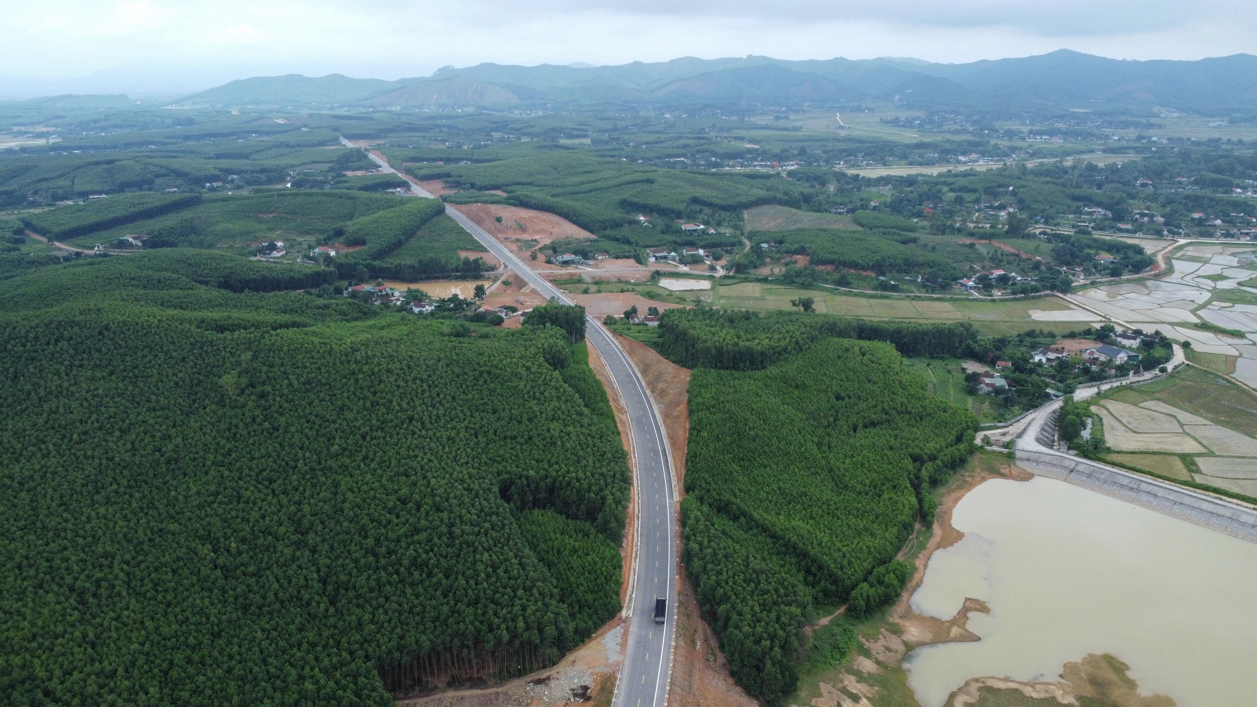 Nghệ An ngăn sạt lở trên tuyến nối QL7C với đường Hồ Chí Minh thế nào?- Ảnh 2.