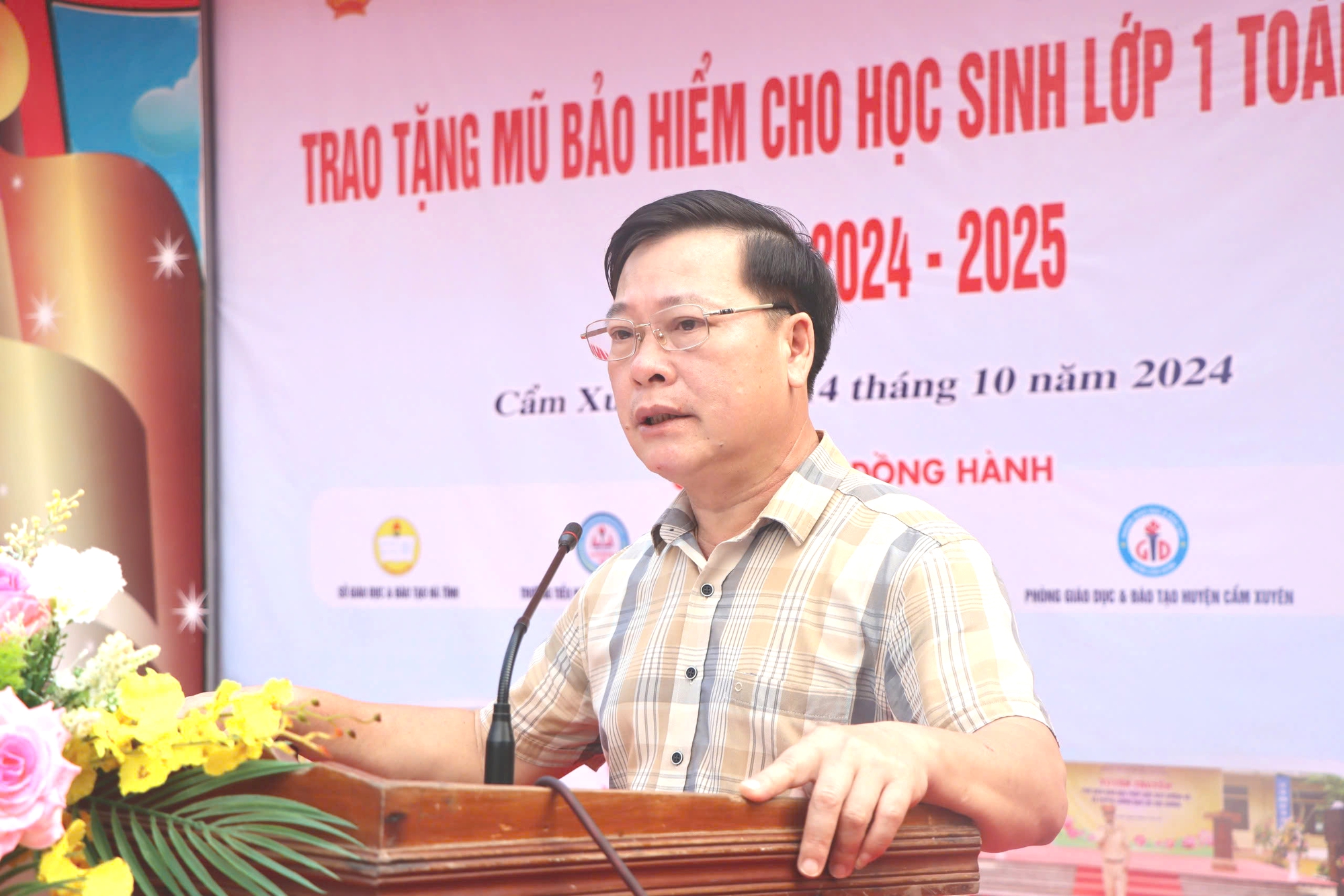 Học sinh Hà Tĩnh được tặng gần 26.000 mũ bảo hiểm đạt chuẩn- Ảnh 2.