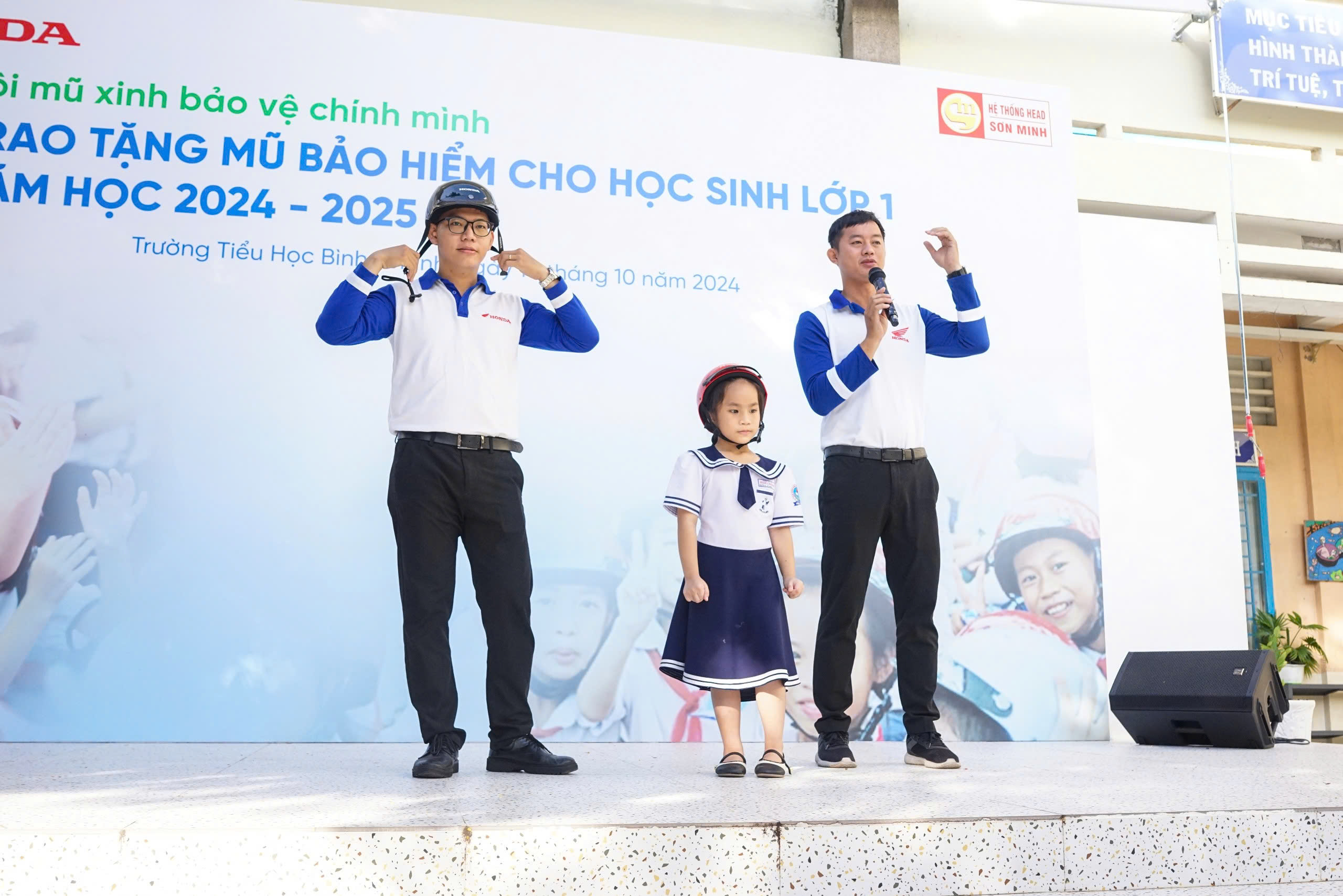 Trao mũ bảo hiểm cho hàng trăm học sinh trường Tiểu học Bình Chánh (TP.HCM)- Ảnh 1.