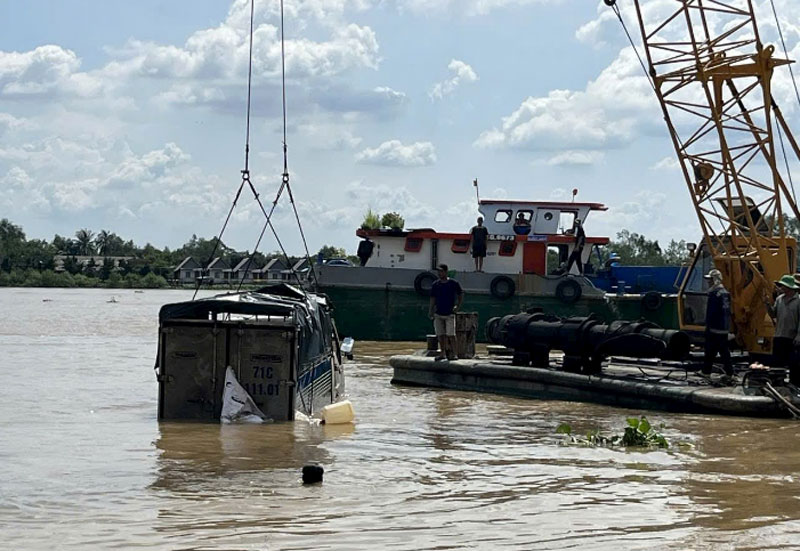 Ngành chức năng đang trục vớt ô tô tải rơi xuống sông.