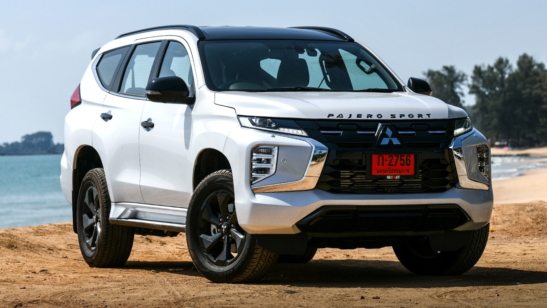 Mitsubishi Pajero Sport giảm giá gần 300 triệu để xả hàng tồn- Ảnh 1.