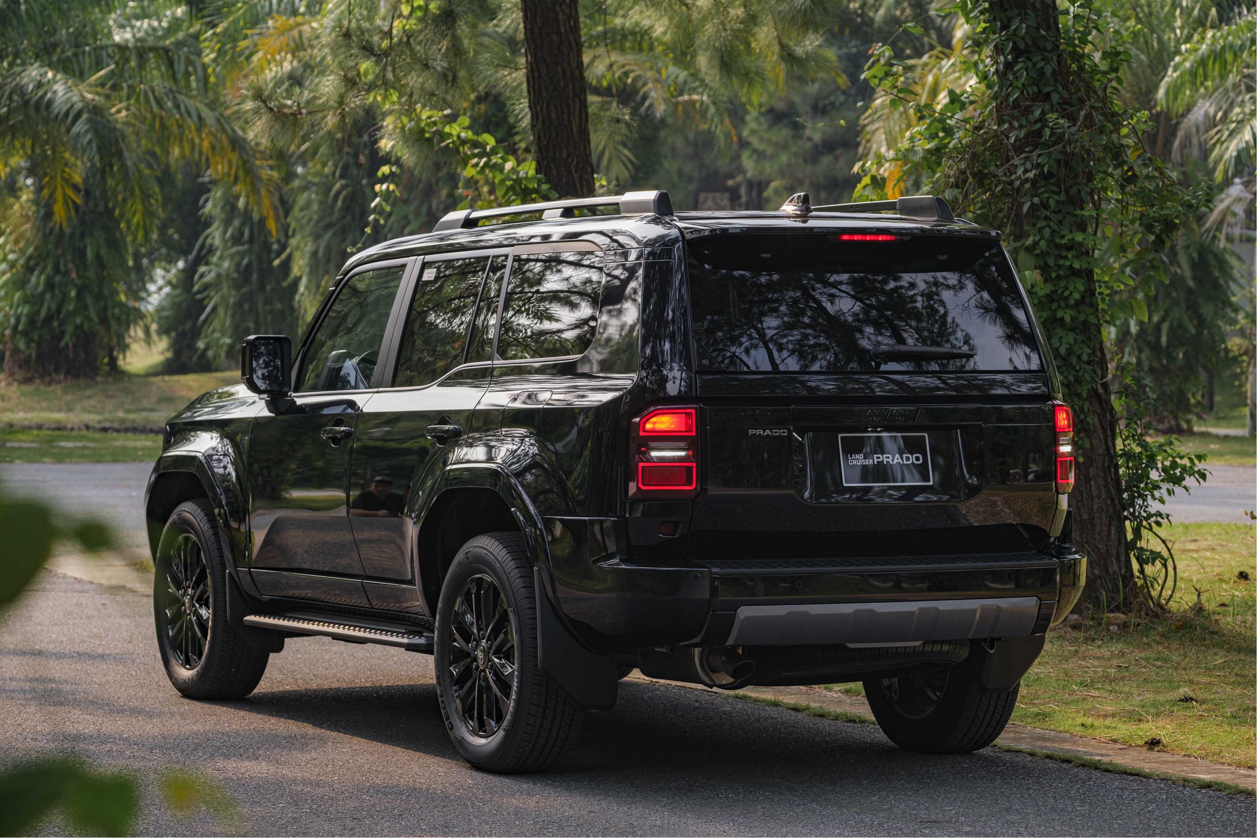 Toyota Land Cruiser Prado mới ra mắt tại Việt Nam, giá từ 3,48 tỷ đồng- Ảnh 2.