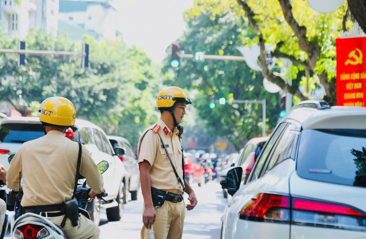 Hàng trăm tài xế ở Hà Nội bị xử phạt vì lọt vào "mắt thần" của người dân- Ảnh 1.