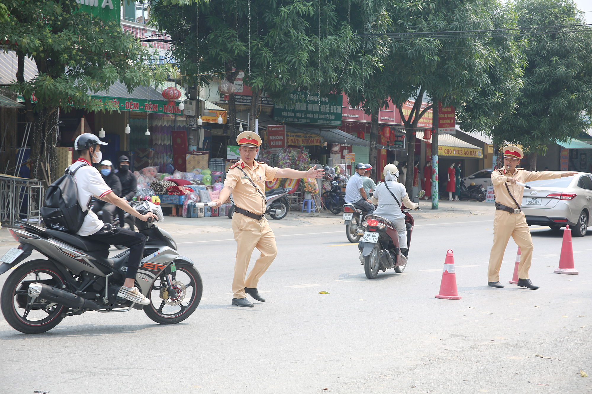 Vừa phạt, vừa tuyên truyền ngăn học sinh vi phạm giao thông- Ảnh 1.