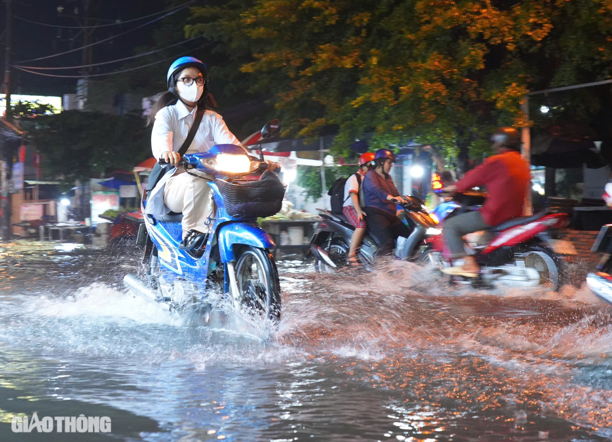 Người dân TP.HCM chật vật với "combo" mưa lớn, triều cường, kẹt xe- Ảnh 1.