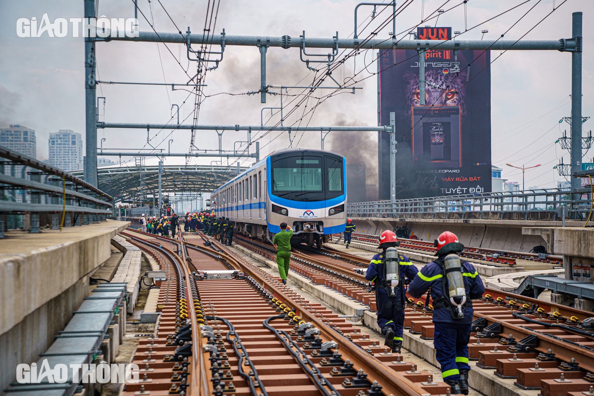 Hơn 1.000 người diễn tập cứu nạn tình huống cháy toa tàu metro Bến Thành - Suối Tiên- Ảnh 10.