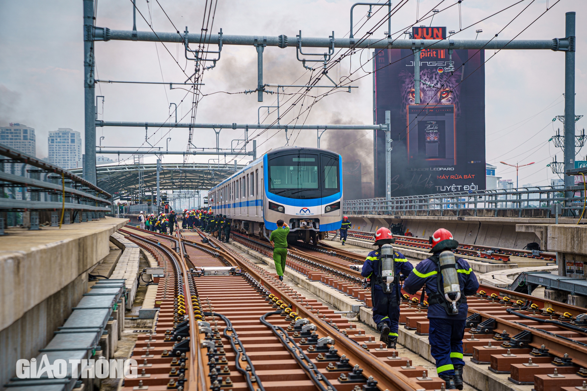 Hơn 1.000 người diễn tập cứu nạn tình huống cháy toa tàu metro Bến Thành - Suối Tiên- Ảnh 10.