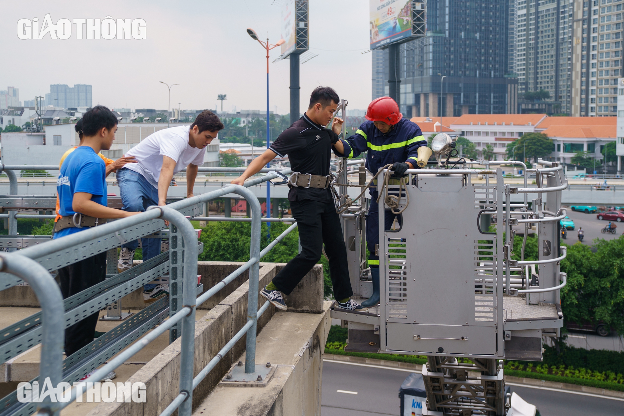 Hơn 1.000 người diễn tập cứu nạn tình huống cháy toa tàu metro Bến Thành - Suối Tiên- Ảnh 18.