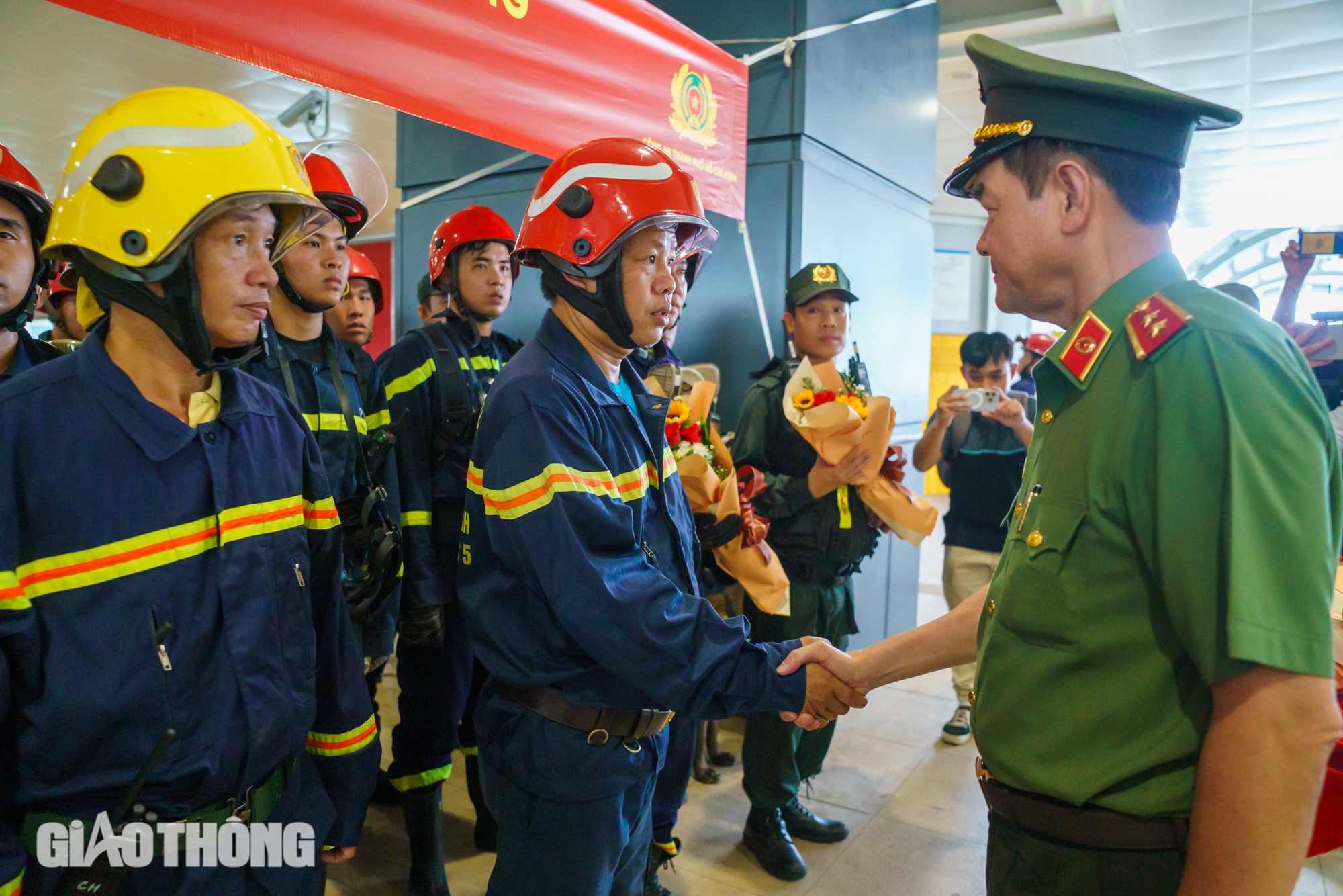 Hơn 1.000 người diễn tập cứu nạn tình huống cháy toa tàu metro Bến Thành - Suối Tiên- Ảnh 18.