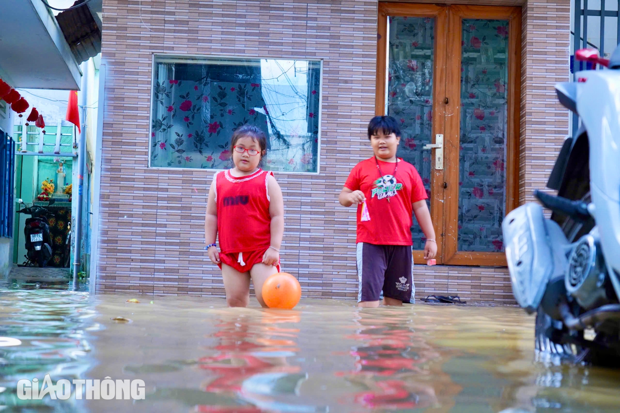 Triều cường sông Đồng Nai dâng cao, nhiều phố biến thành sông- Ảnh 7.