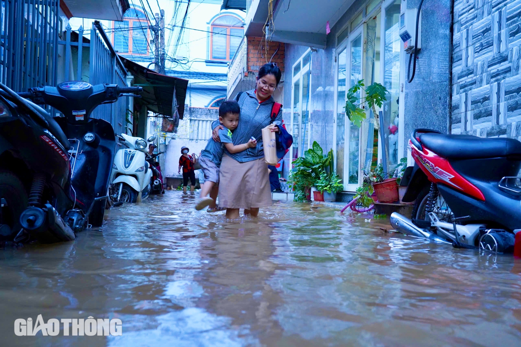 Triều cường sông Đồng Nai dâng cao, nhiều phố biến thành sông- Ảnh 6.