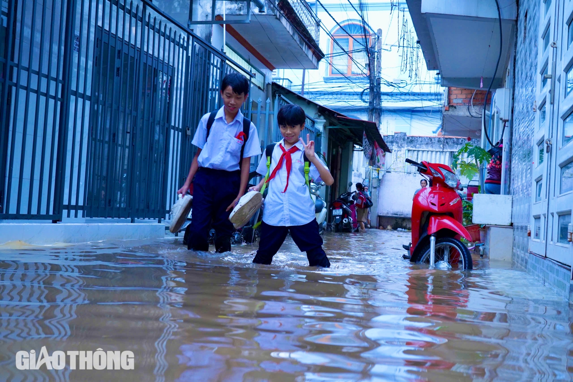 Triều cường sông Đồng Nai dâng cao, nhiều phố biến thành sông- Ảnh 5.