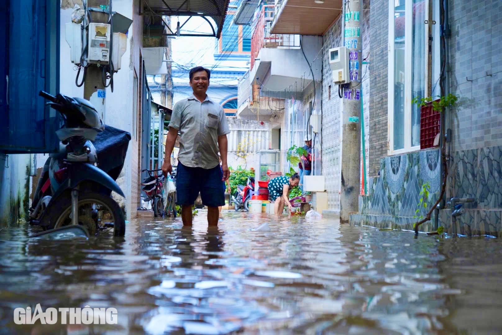 Triều cường sông Đồng Nai dâng cao, nhiều phố biến thành sông- Ảnh 1.