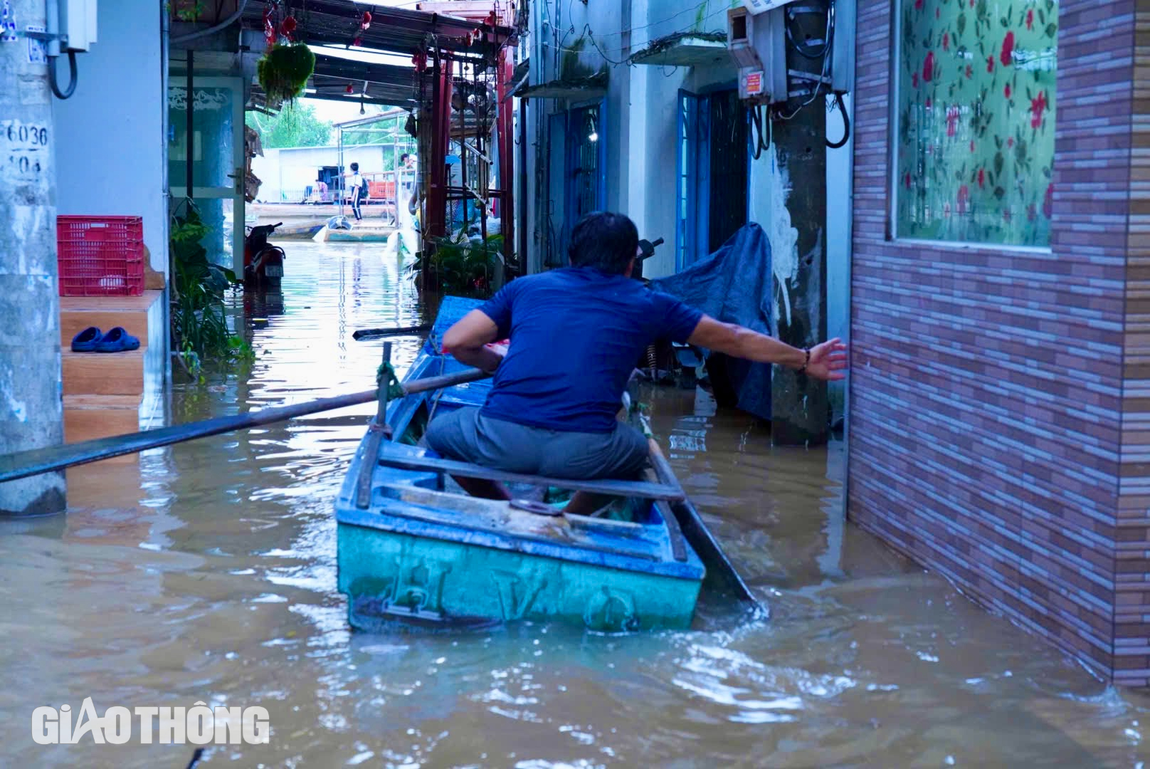 Triều cường sông Đồng Nai dâng cao, nhiều phố biến thành sông- Ảnh 2.