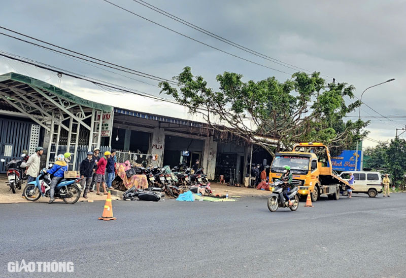 Hiện trường vụ tai nạn khiến nam học sinh lớp 12 tử vong tại chỗ.