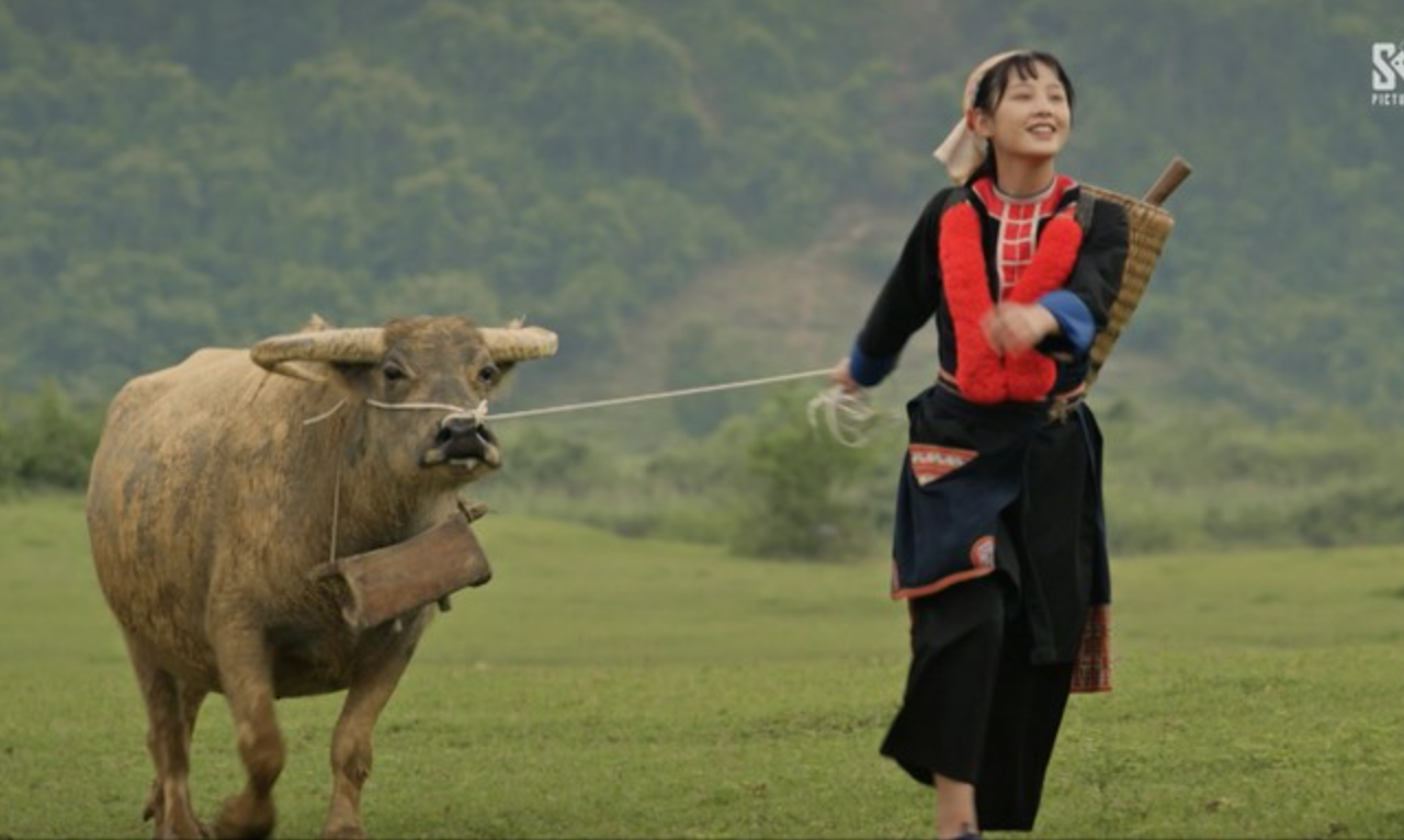 "Đi giữa trời rực rỡ": Kịch bản "đầu voi đuôi chuột", nhiều điểm trừ- Ảnh 5.