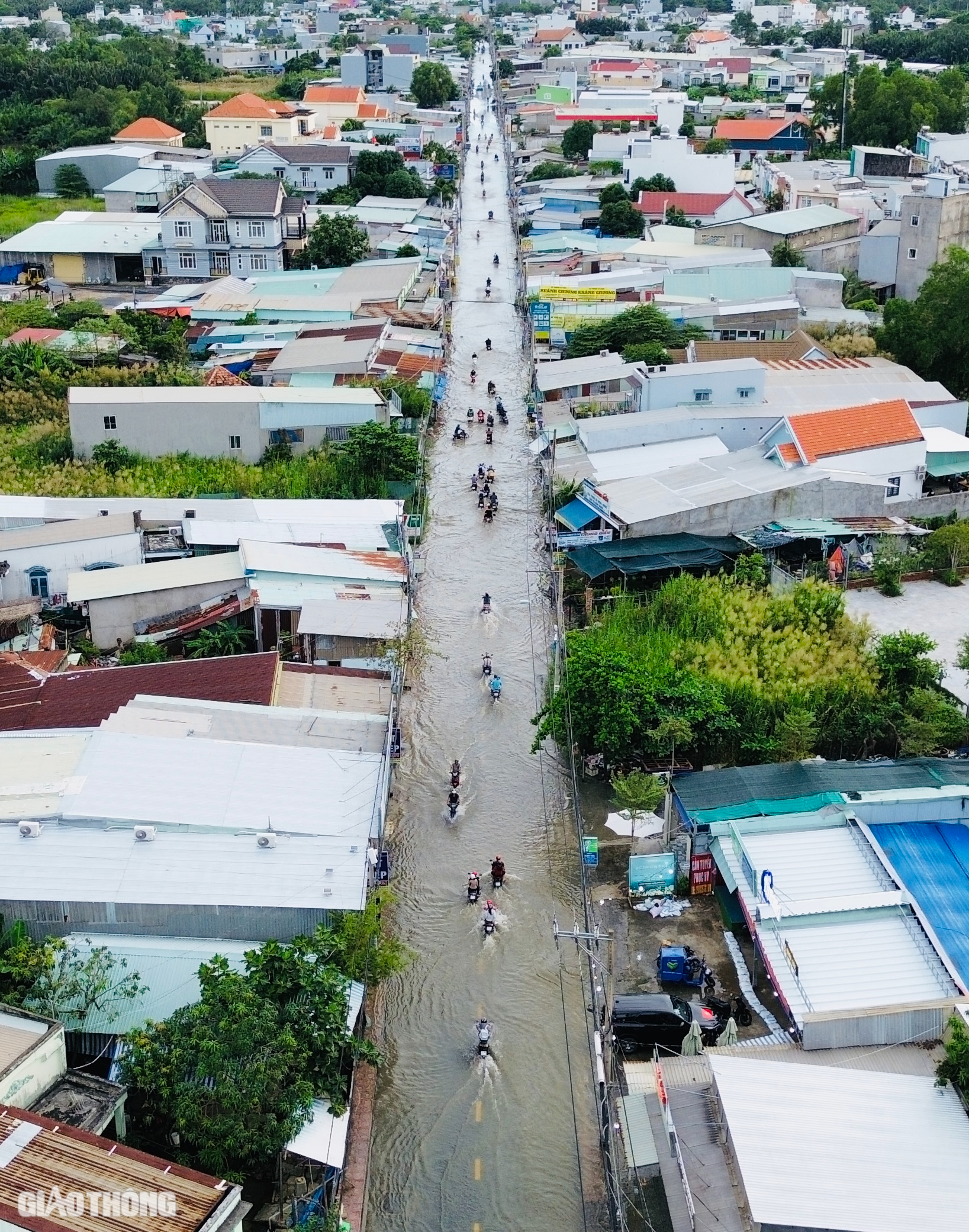 Nhiều tuyến đường chìm trong biển nước, người dân Nhà Bè chật vật trở về nhà- Ảnh 1.