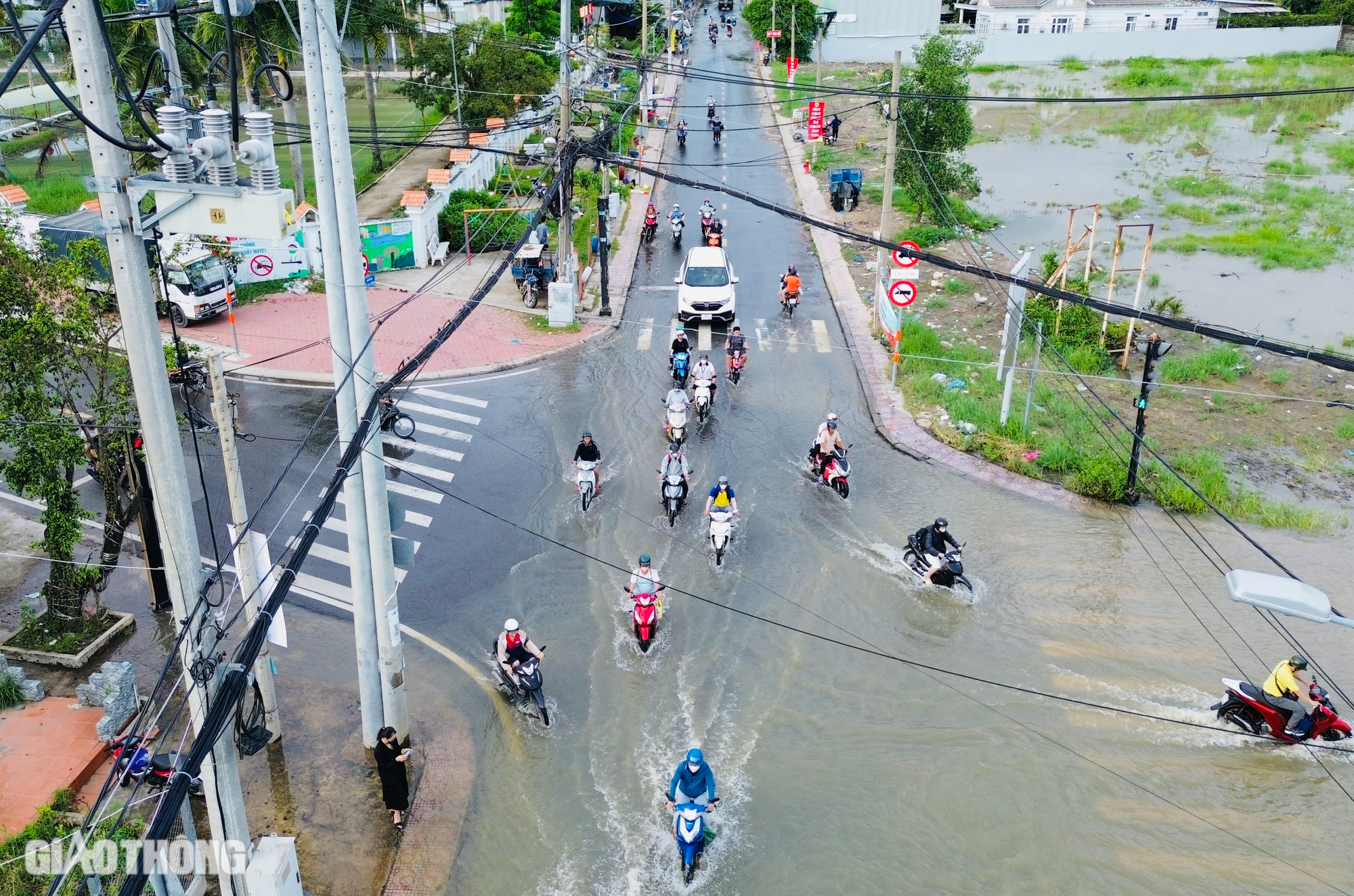 Nhiều tuyến đường chìm trong biển nước, người dân Nhà Bè chật vật trở về nhà- Ảnh 17.