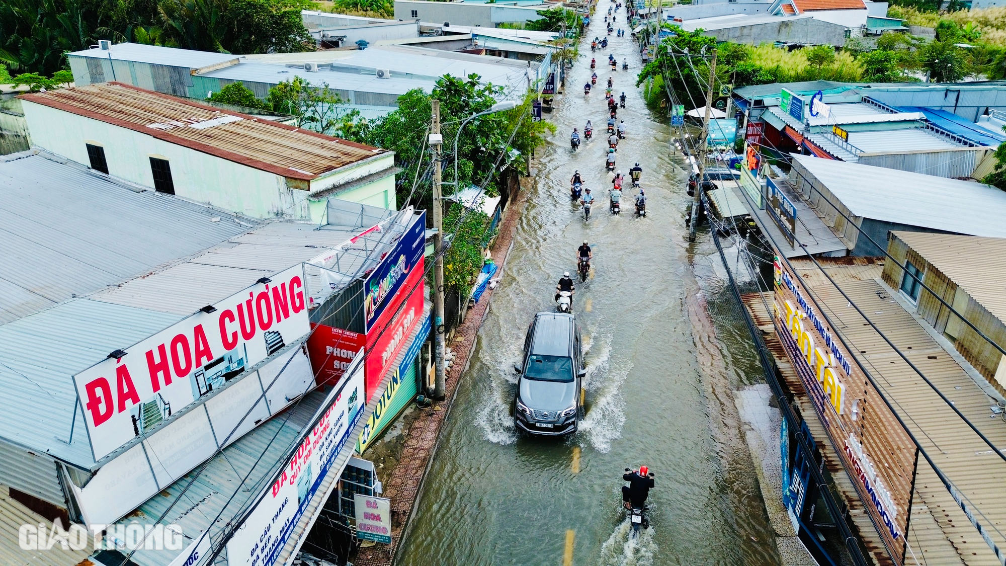 Nhiều tuyến đường chìm trong biển nước, người dân Nhà Bè chật vật trở về nhà- Ảnh 2.