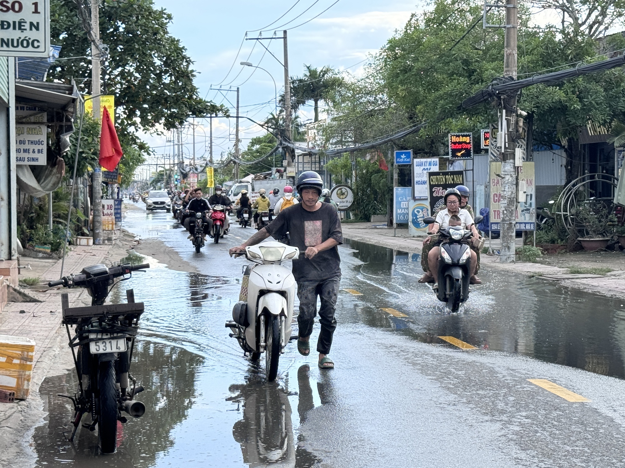 Nhiều tuyến đường chìm trong biển nước, người dân Nhà Bè chật vật trở về nhà- Ảnh 3.