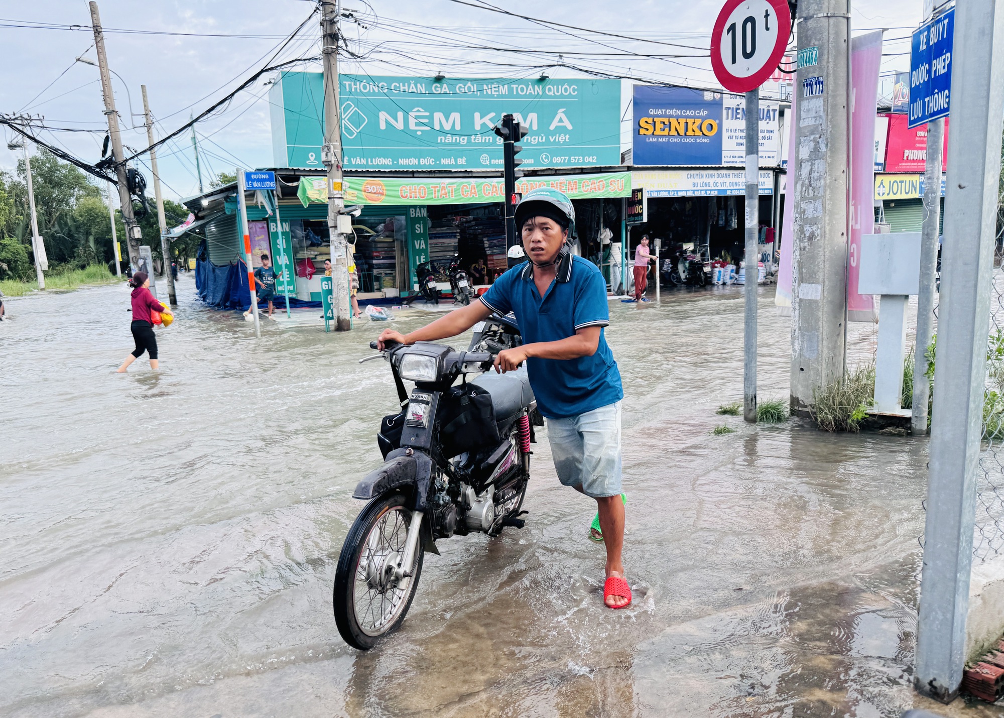 Nhiều tuyến đường chìm trong biển nước, người dân Nhà Bè chật vật trở về nhà- Ảnh 4.