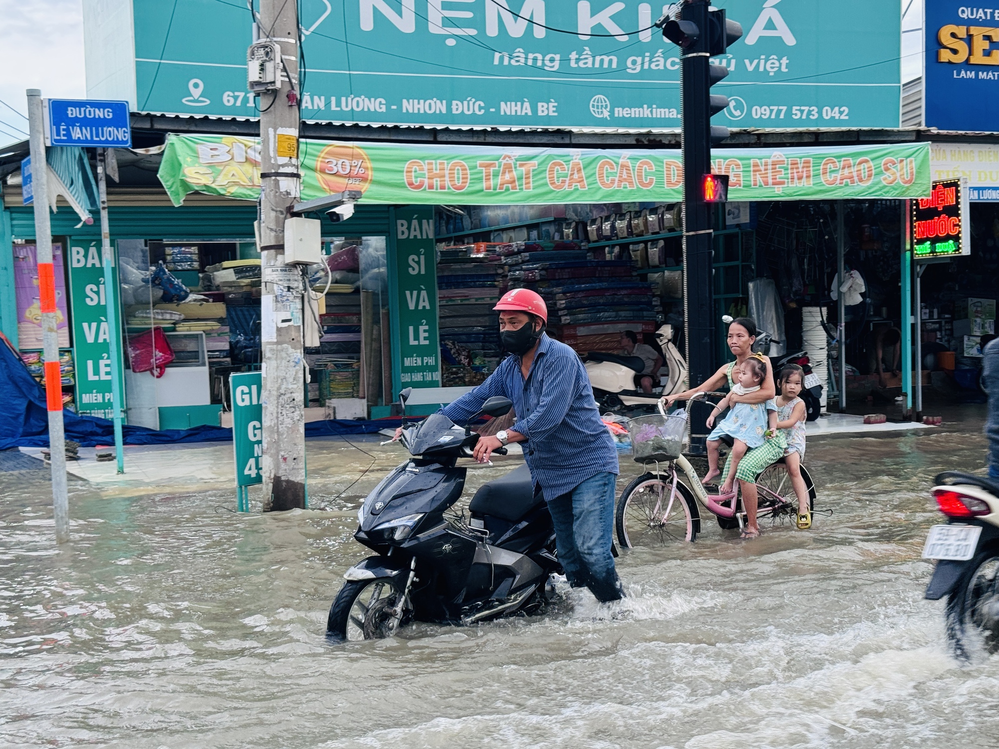 Nhiều tuyến đường chìm trong biển nước, người dân Nhà Bè chật vật trở về nhà- Ảnh 5.