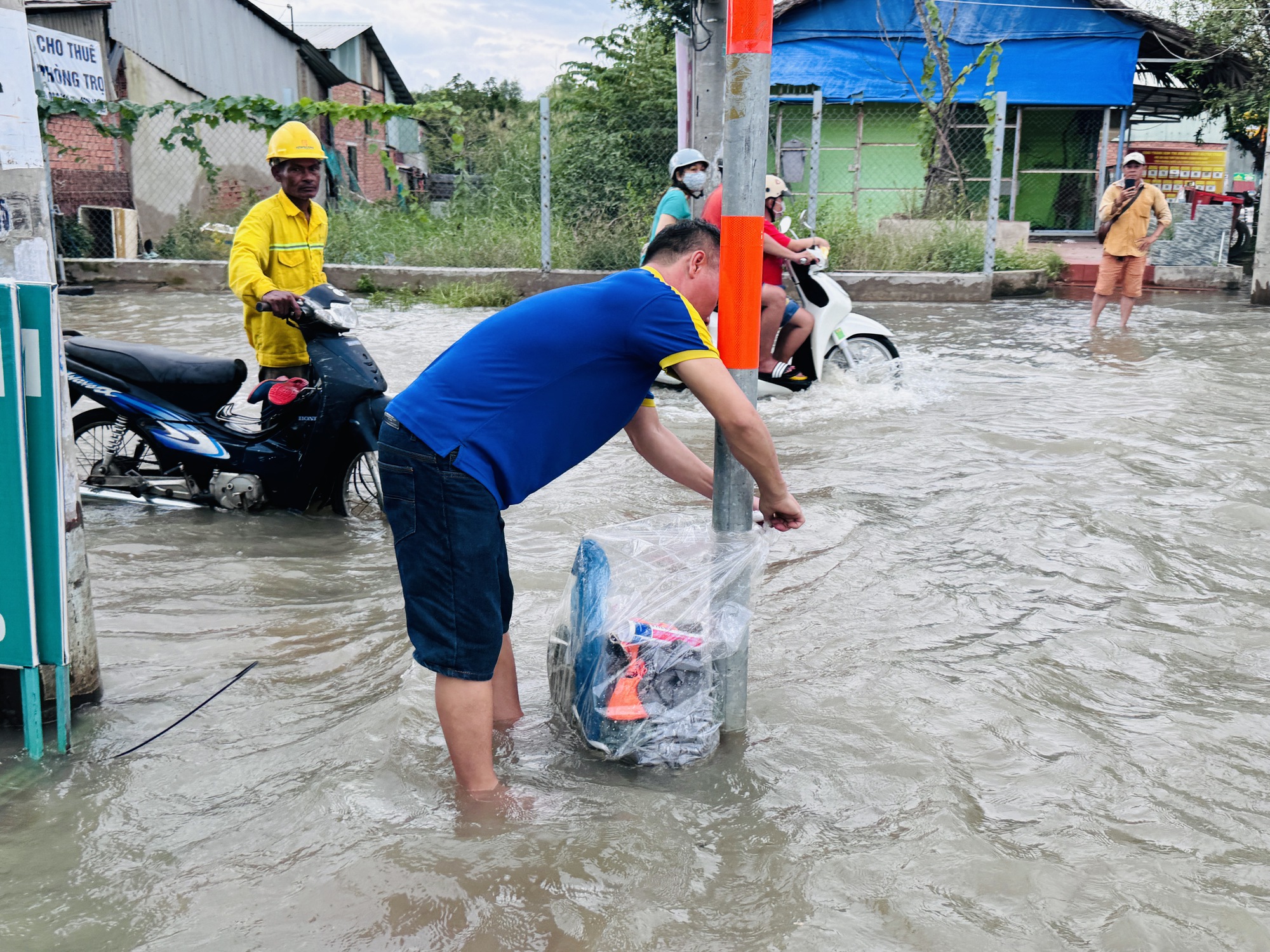 Nhiều tuyến đường chìm trong biển nước, người dân Nhà Bè chật vật trở về nhà- Ảnh 6.