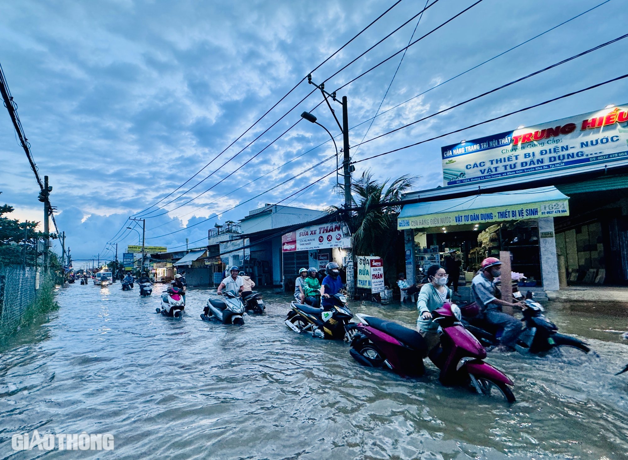 Nhiều tuyến đường chìm trong biển nước, người dân Nhà Bè chật vật trở về nhà- Ảnh 14.