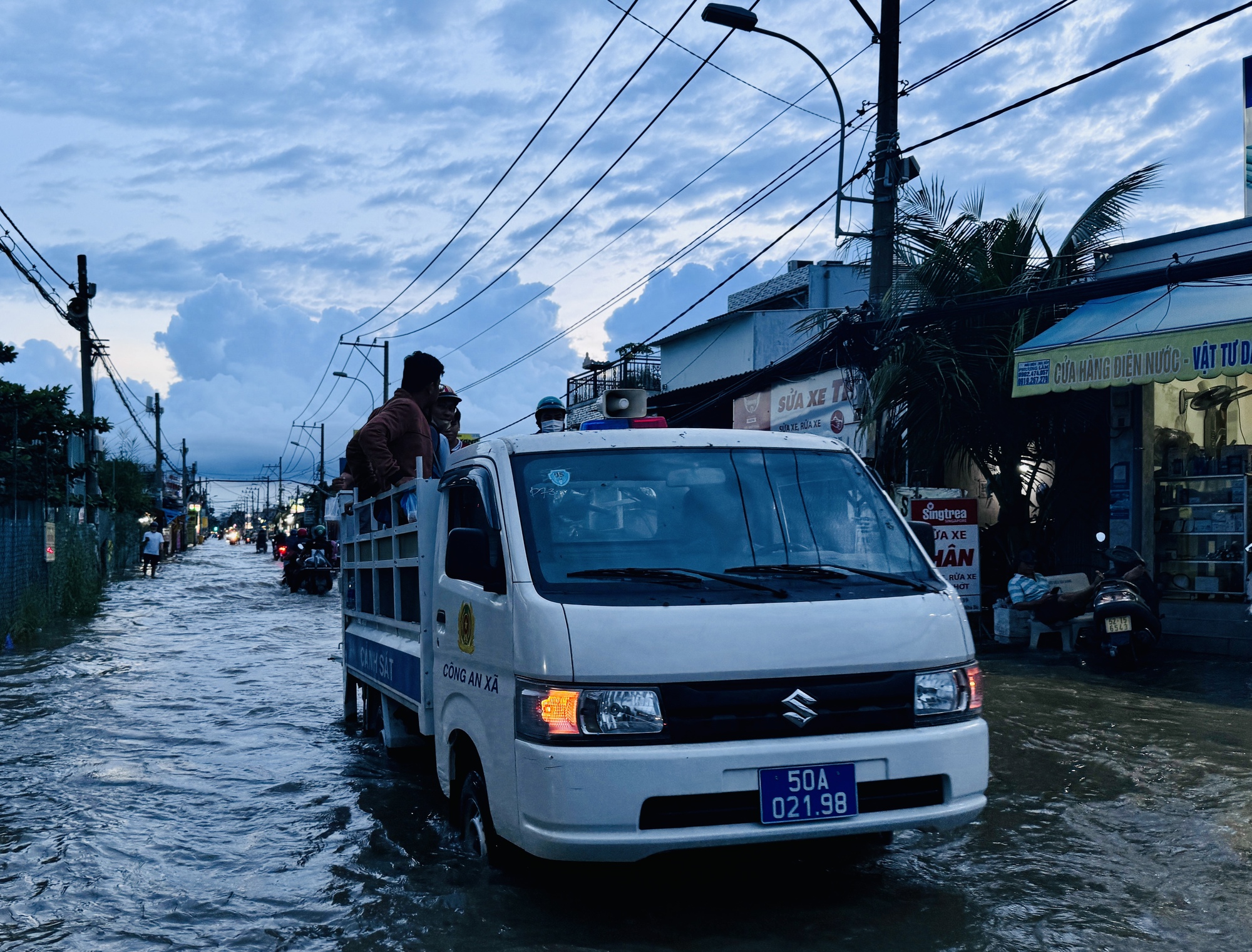 Nhiều tuyến đường chìm trong biển nước, người dân Nhà Bè chật vật trở về nhà- Ảnh 21.