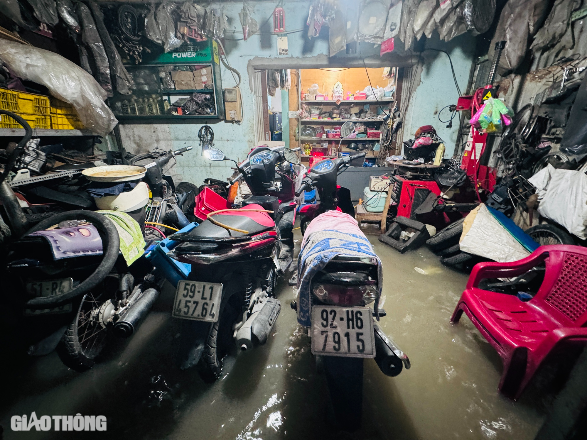 Nhiều tuyến đường chìm trong biển nước, người dân Nhà Bè chật vật trở về nhà- Ảnh 10.