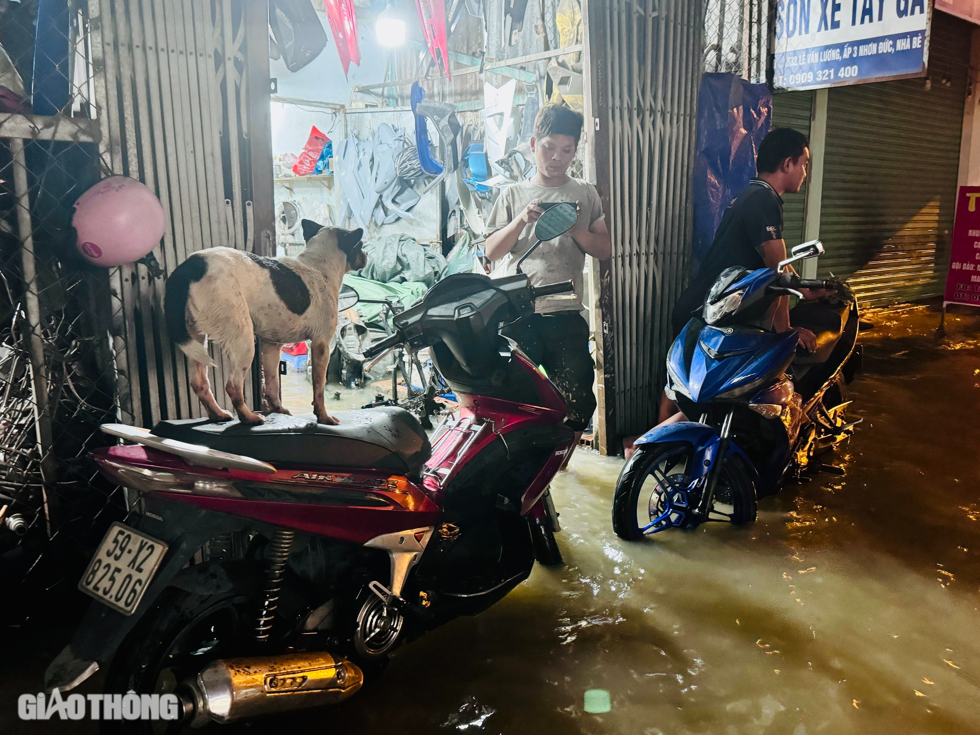 Nhiều tuyến đường chìm trong biển nước, người dân Nhà Bè chật vật trở về nhà- Ảnh 9.