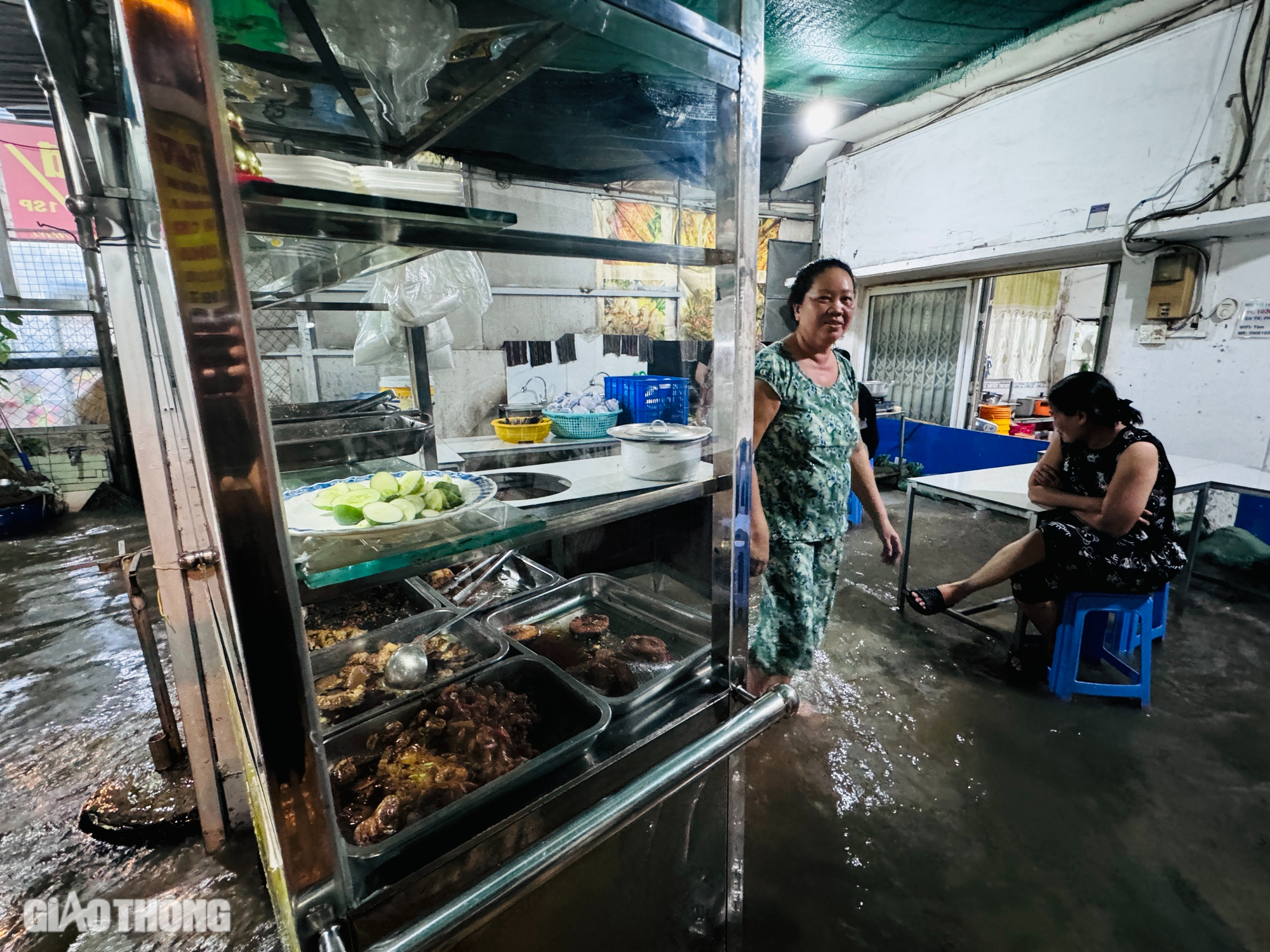 Nhiều tuyến đường chìm trong biển nước, người dân Nhà Bè chật vật trở về nhà- Ảnh 12.