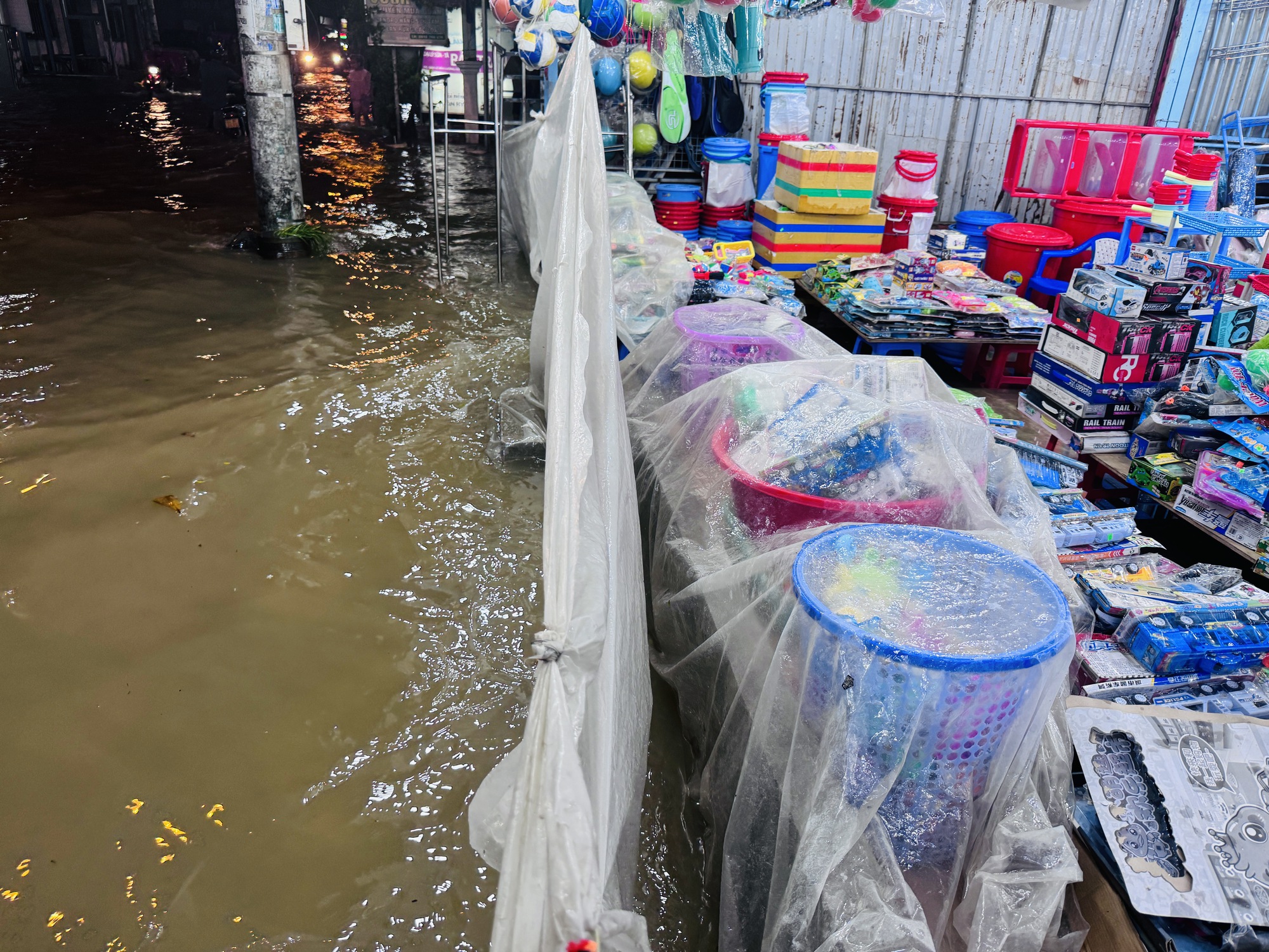 Nhiều tuyến đường chìm trong biển nước, người dân Nhà Bè chật vật trở về nhà- Ảnh 7.