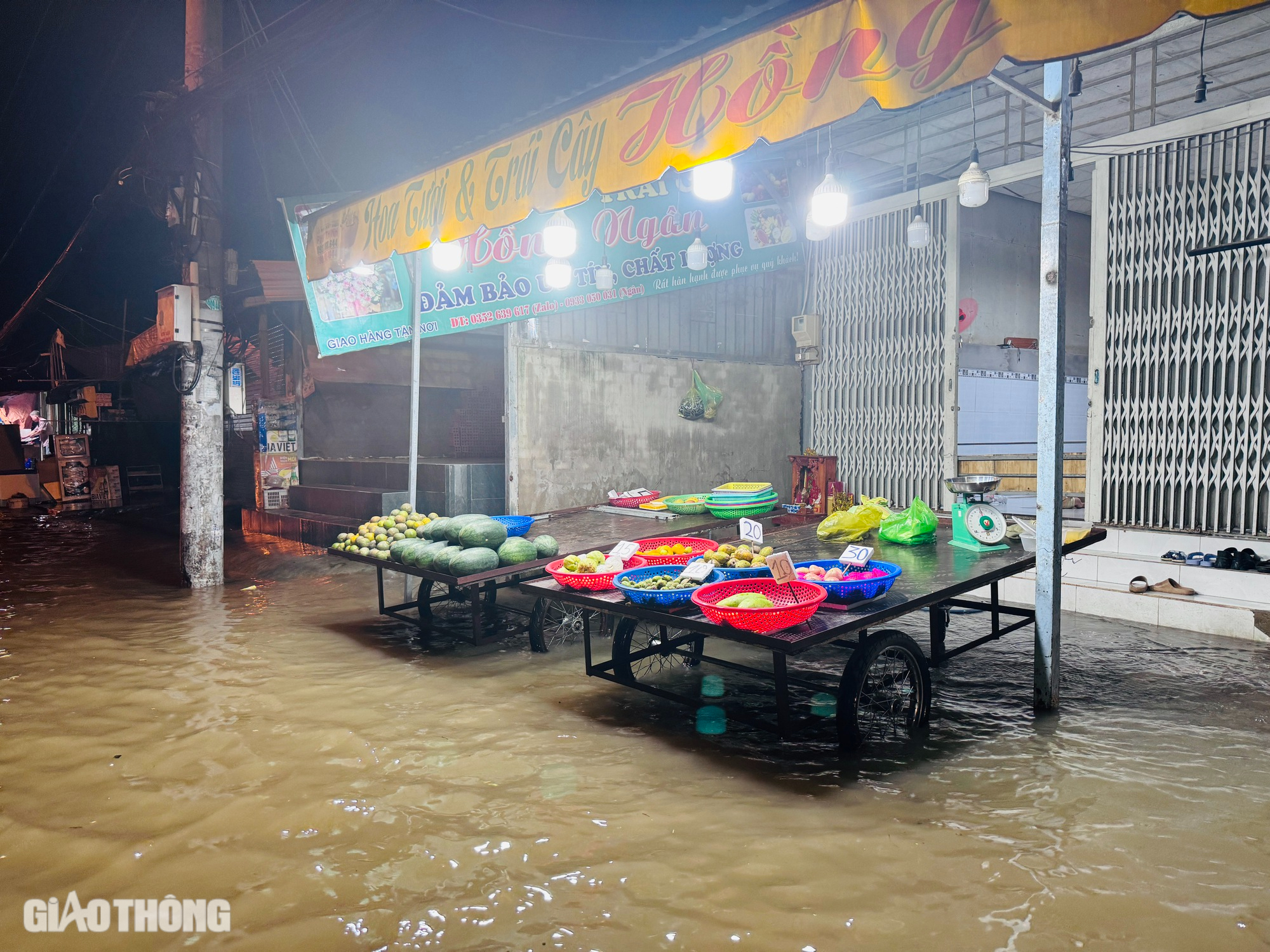 Nhiều tuyến đường chìm trong biển nước, người dân Nhà Bè chật vật trở về nhà- Ảnh 13.